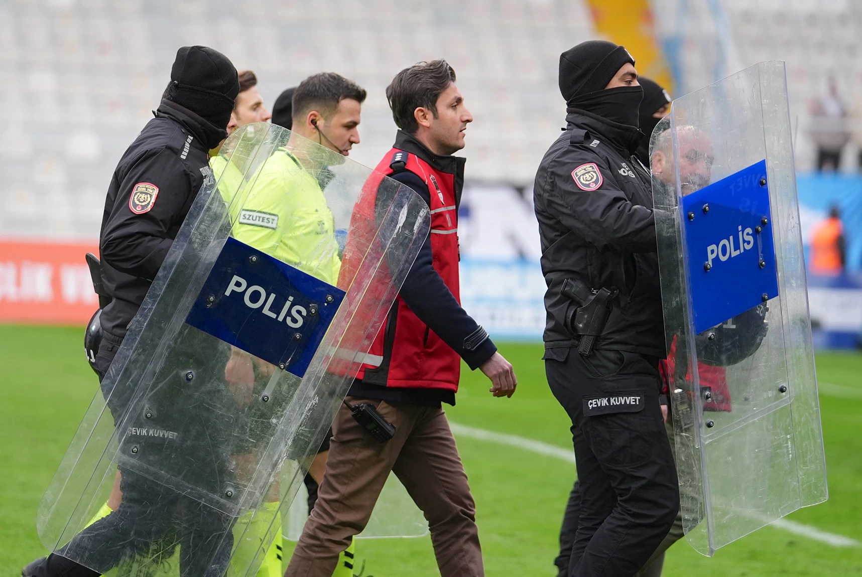 1. Lig karşılaşmasında tribünler karıştı! Hakemler sahadan polis eşliğinde ayrıldı