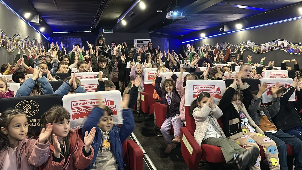 Gezen Sinema Tırı, "beyaz perde"yi Düzce'deki köy okullarına taşıyor |