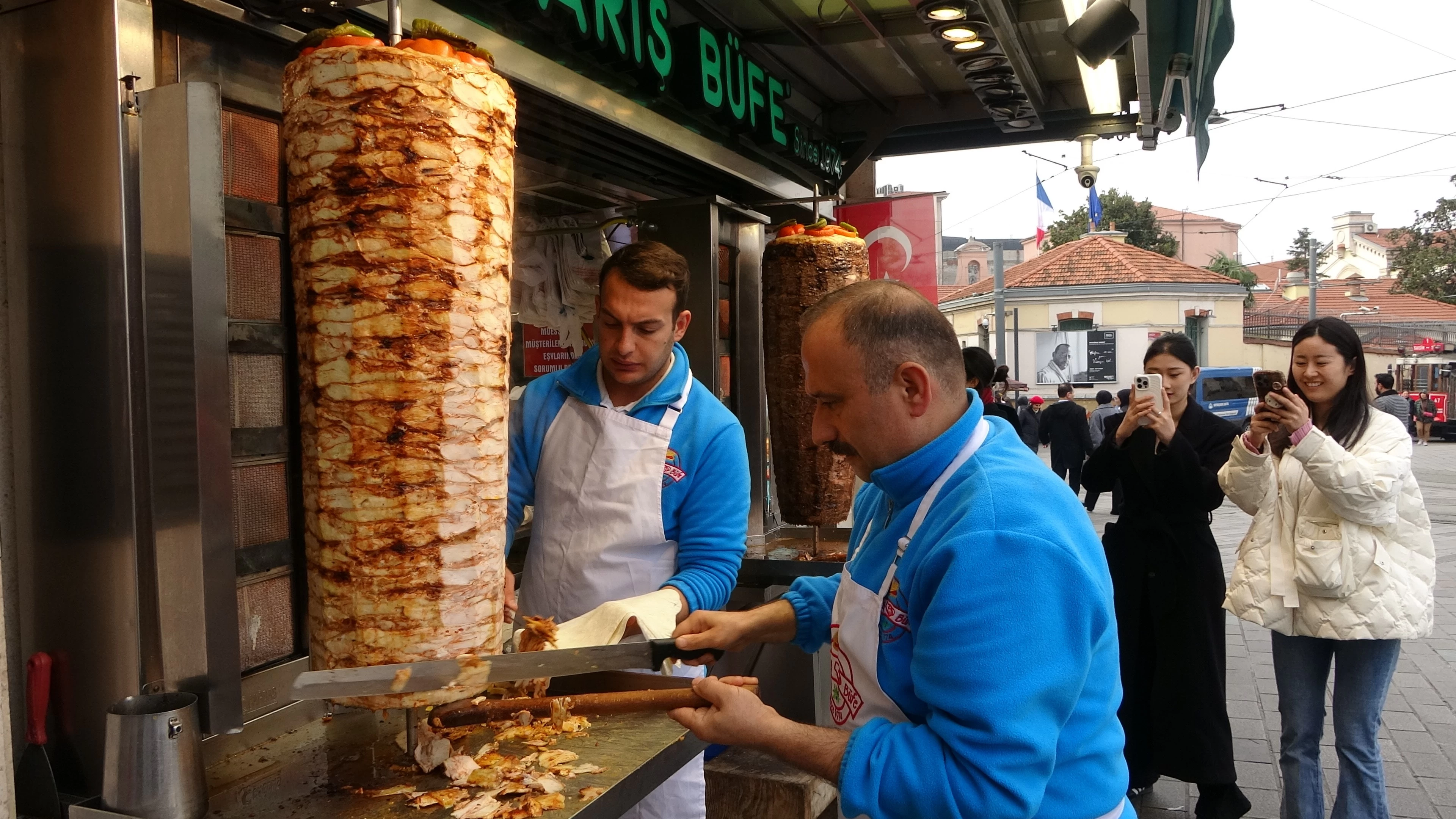 Taksim'de turistin akıl almaz yöntemi: Hesabı ödememek için bunu yaptı