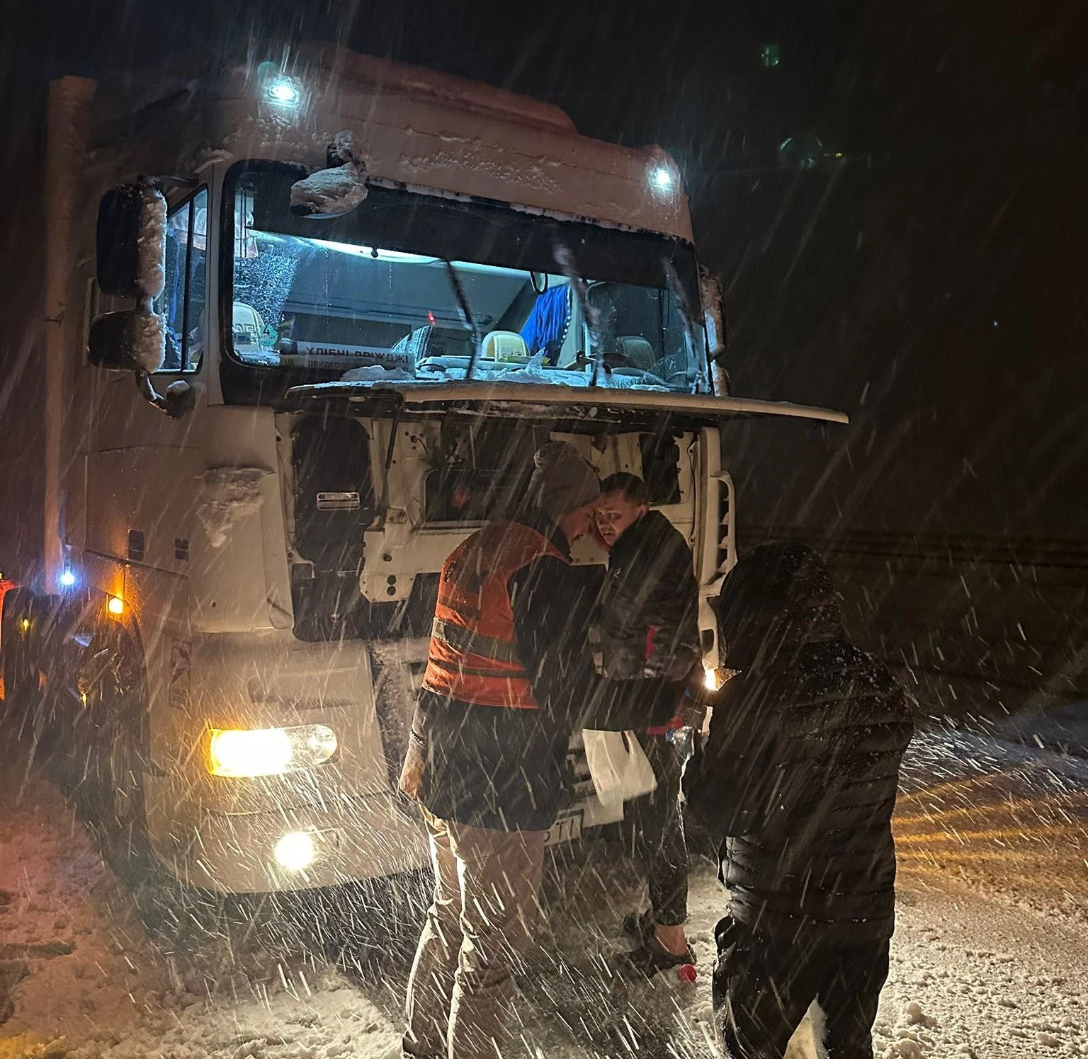 Kar nedeniyle ulaşım durdu! Kış lastiği olmayanlar yolda kaldı