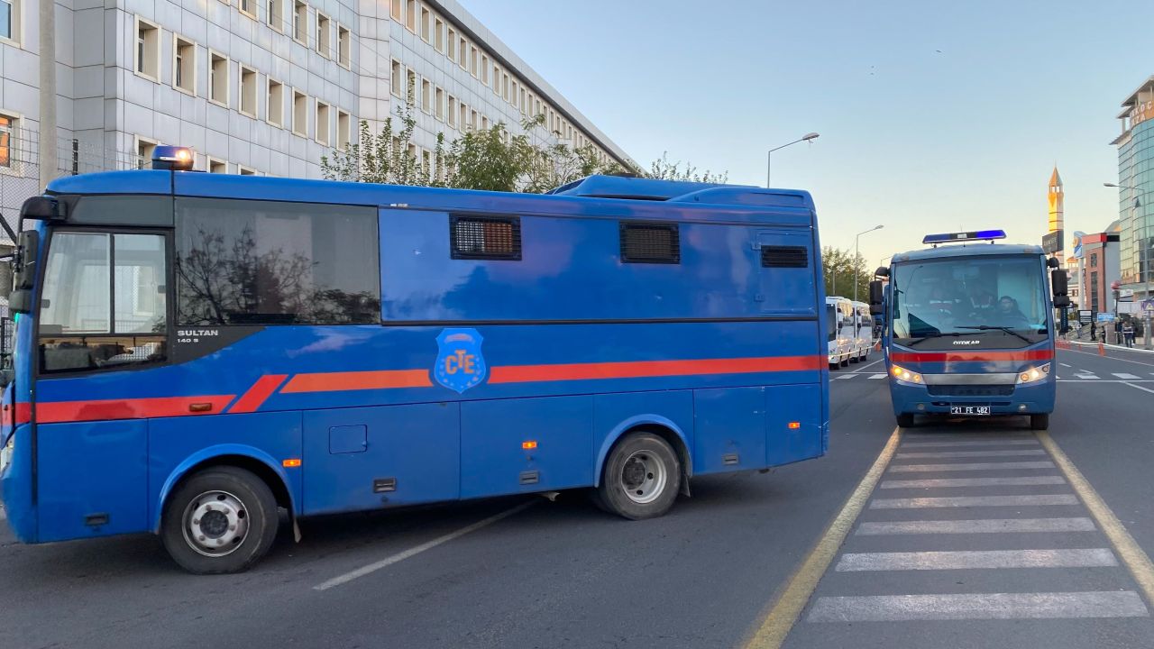 Narin Güran cinayetinde hesap zamanı! Tutuklu 4 sanık adliyeye getirildi - 4. Resim