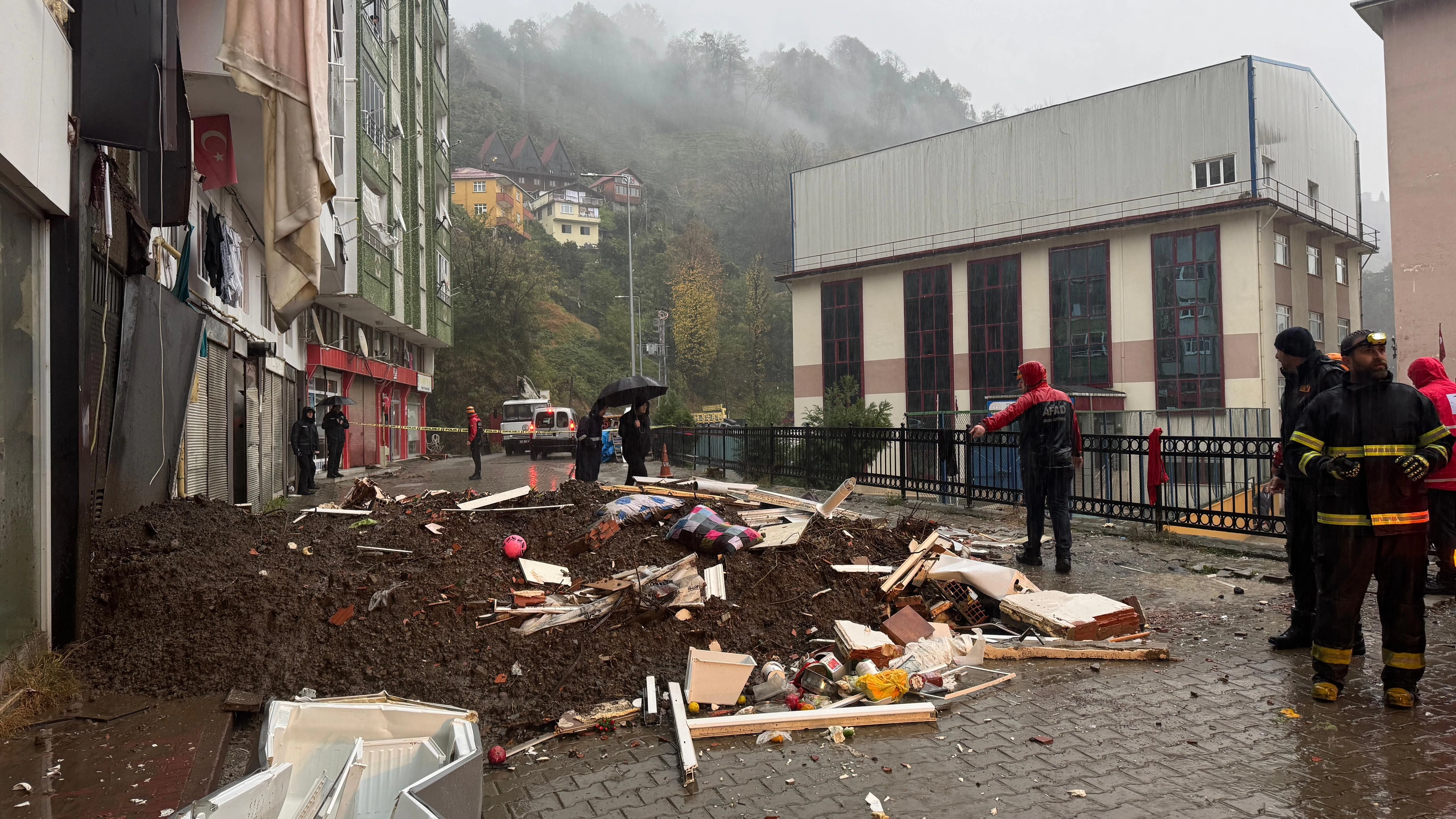 Rize'de heyelan! Bir kişi hayatını kaybetti