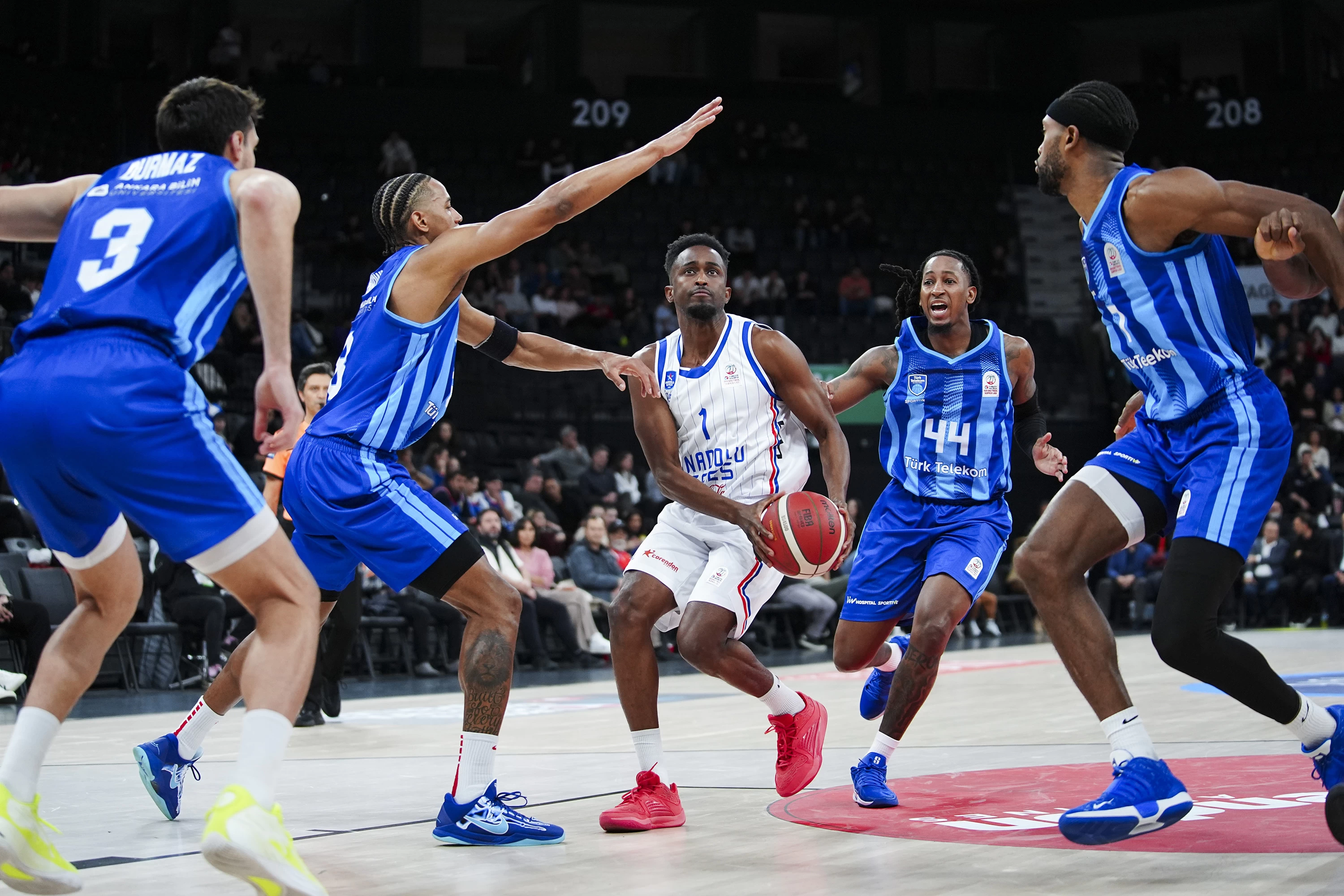 Anadolu Efes, zorlu maçta Türk Telekom’u mağlup etti