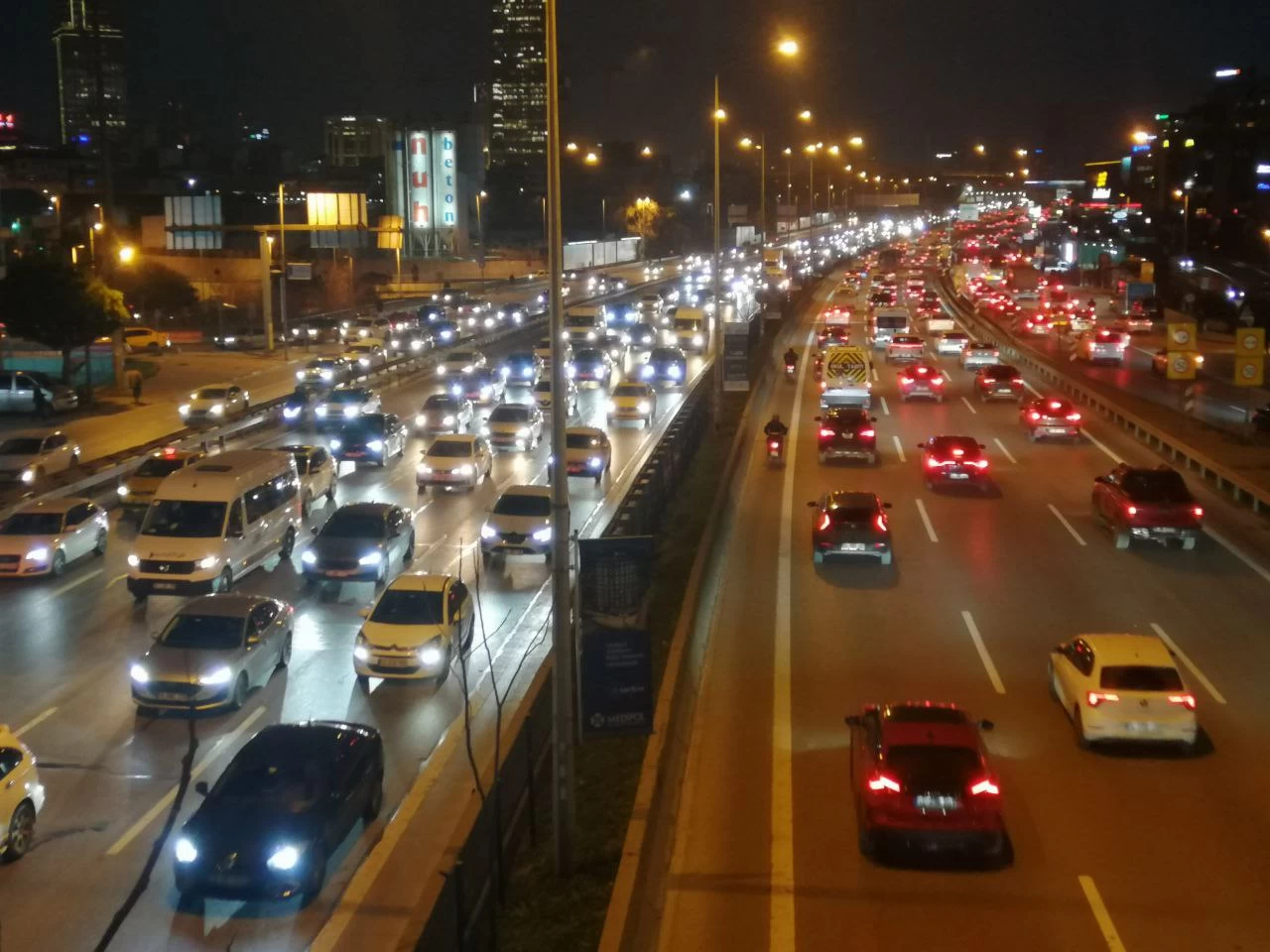 İstanbul trafiğinde akşam yoğunluğu: İş çıkış saatinde dikkat!