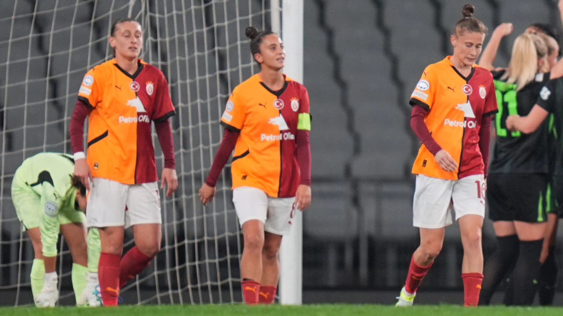 Galatasaray öne geçtiği maçta hezimete uğradı