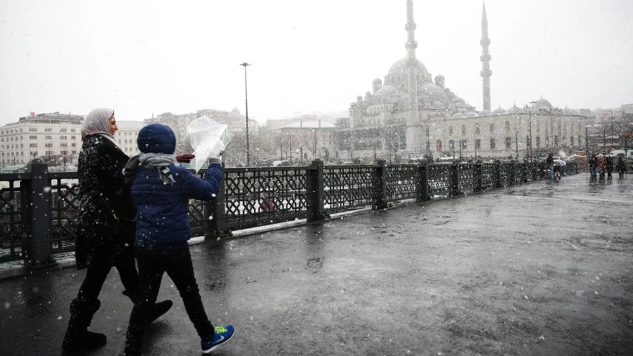 Peş peşe uyarı: Kar İstanbul'un kapısına dayandı