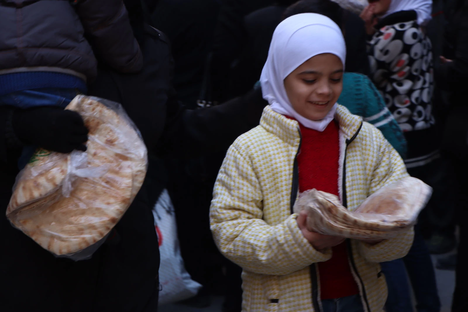 İHH, Halep halkına ekmek dağıttı: Aşevi ve yeni fırın açacak!