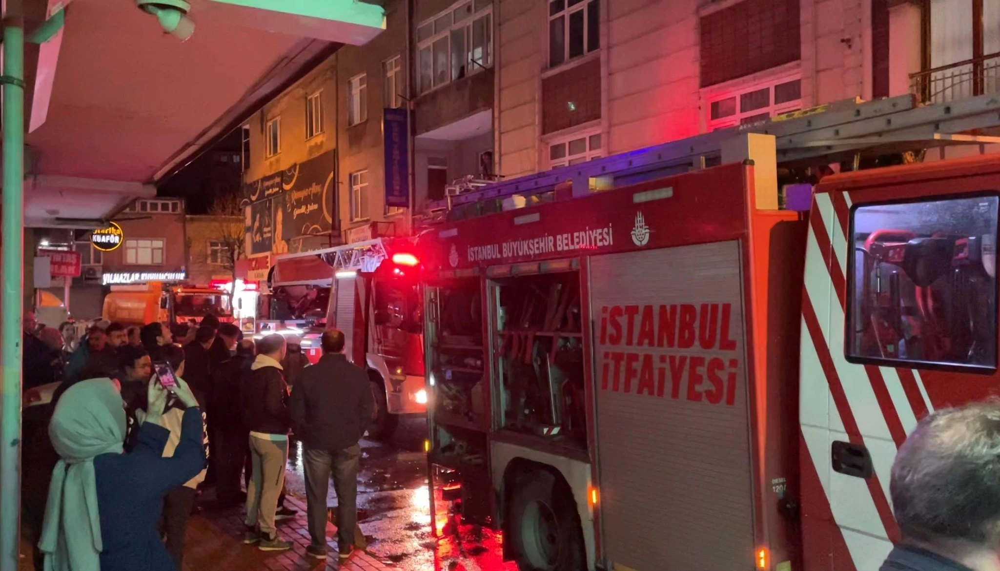 Bağcılar'da çıkan yangın, tüp patlamasına neden oldu: İmalathanede korku dolu anlar!