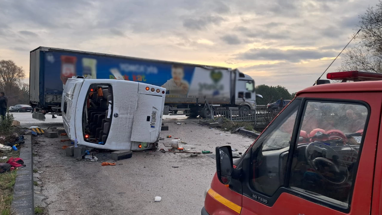 Öğrenci servisi TIR’la çarpıştı: 3'ü ağır 28 yaralı