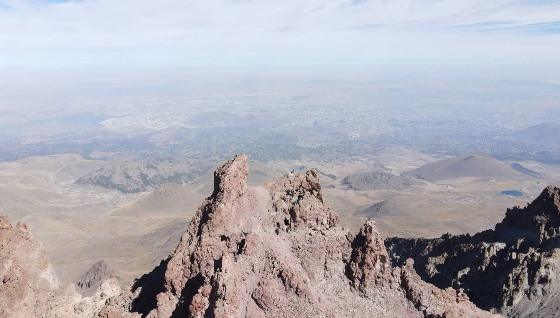 Erciyes Dağı zirvesinde gizemli mağara!