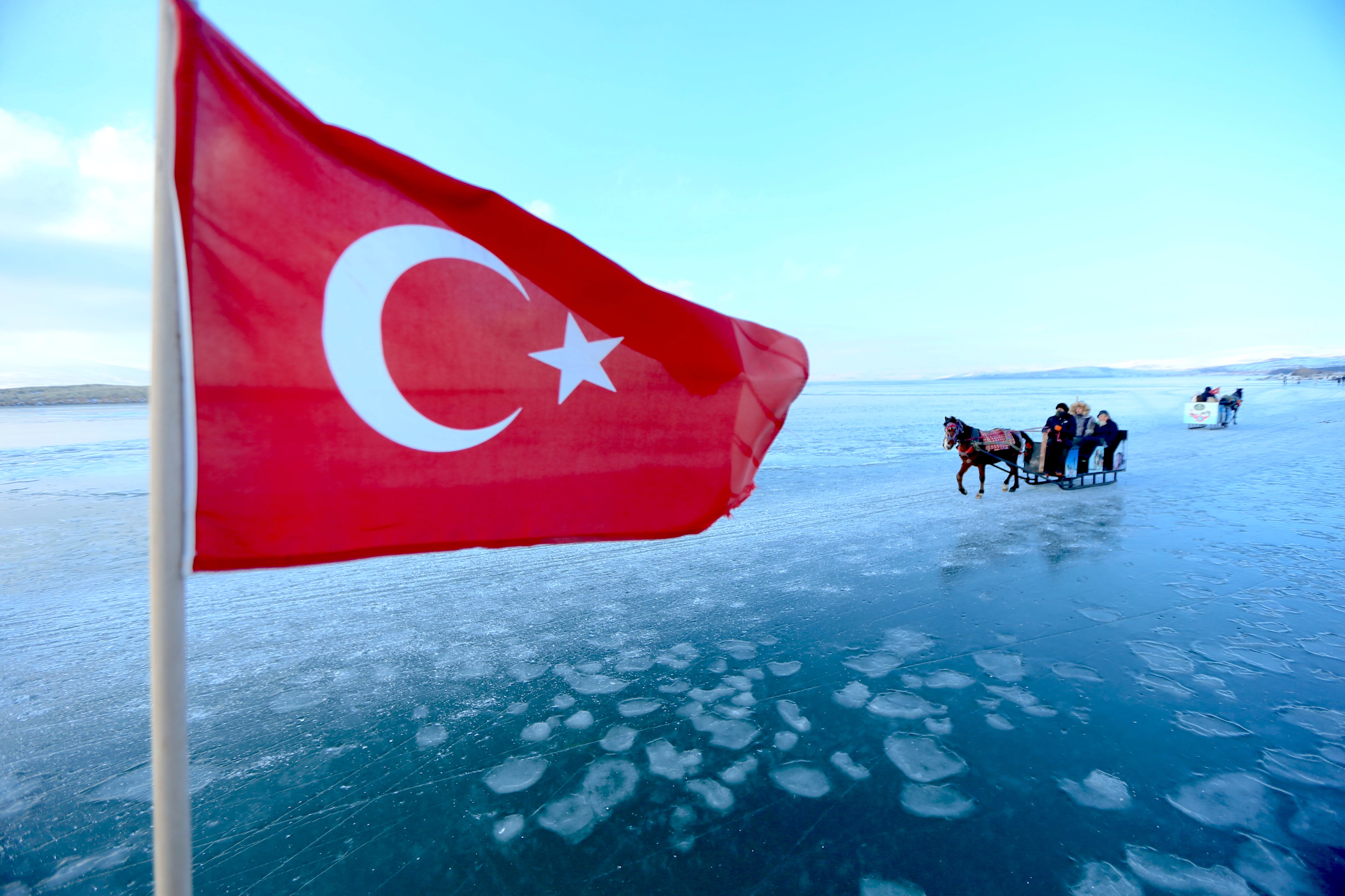 Çıldır Gölü'nde atlı kızak turizmi