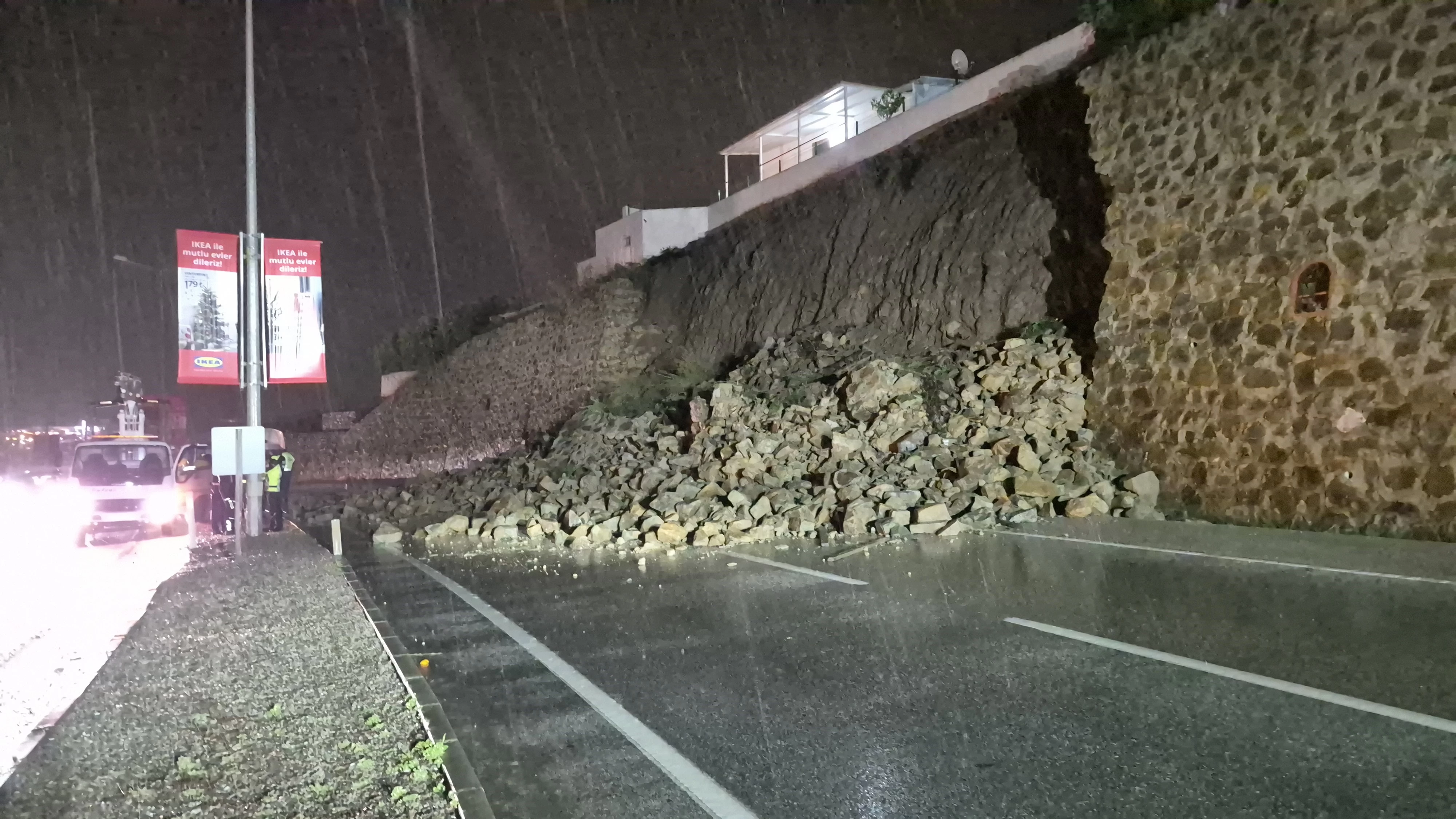 Bodrum'da istinat duvarı çöktü: Yol trafiğe kapandı!