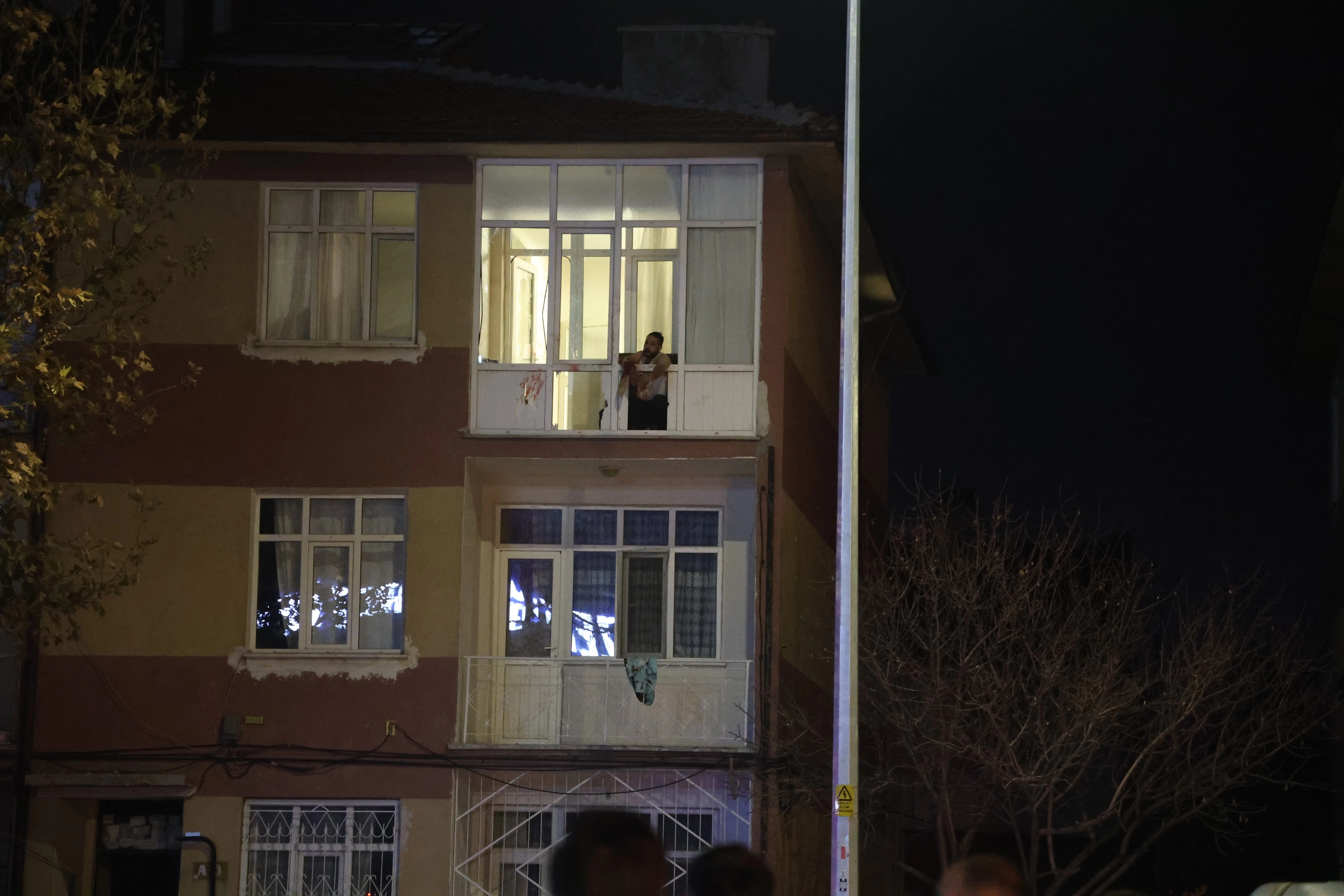 Konya'da bunalıma giren kişi balkon camlarını kırdı