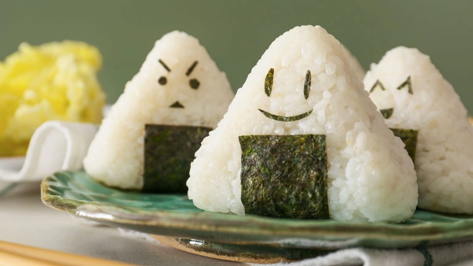 Uzak Doğu Mutfağından Lezzet: Onigiri Nasıl Yapılır? Orijinal Tarif ve Püf Noktaları