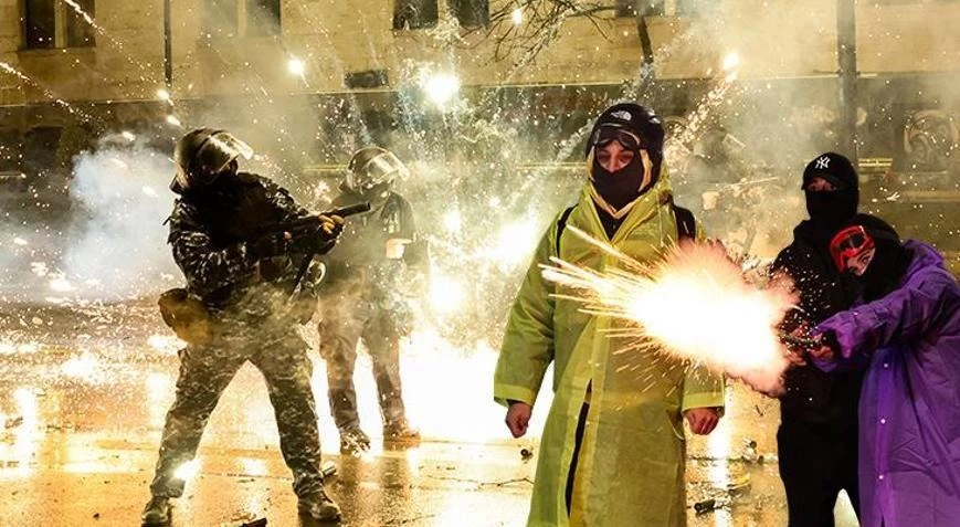 Gürcistan'da protestocular parlamento önünü kuşattı