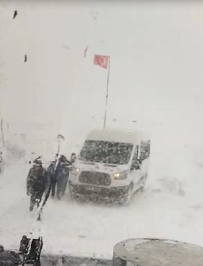 Ardahan'da yoğun kar: Öğrenci servisi yolda mahsur kaldı