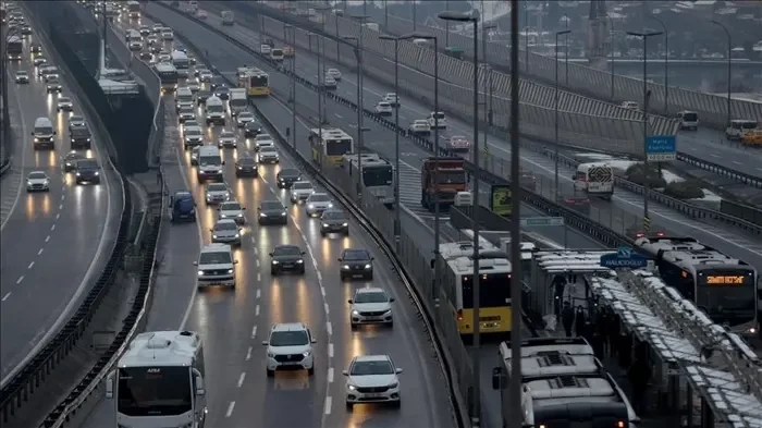 İstanbul'da trafik kilit! Araçlar güçlükle ilerledi