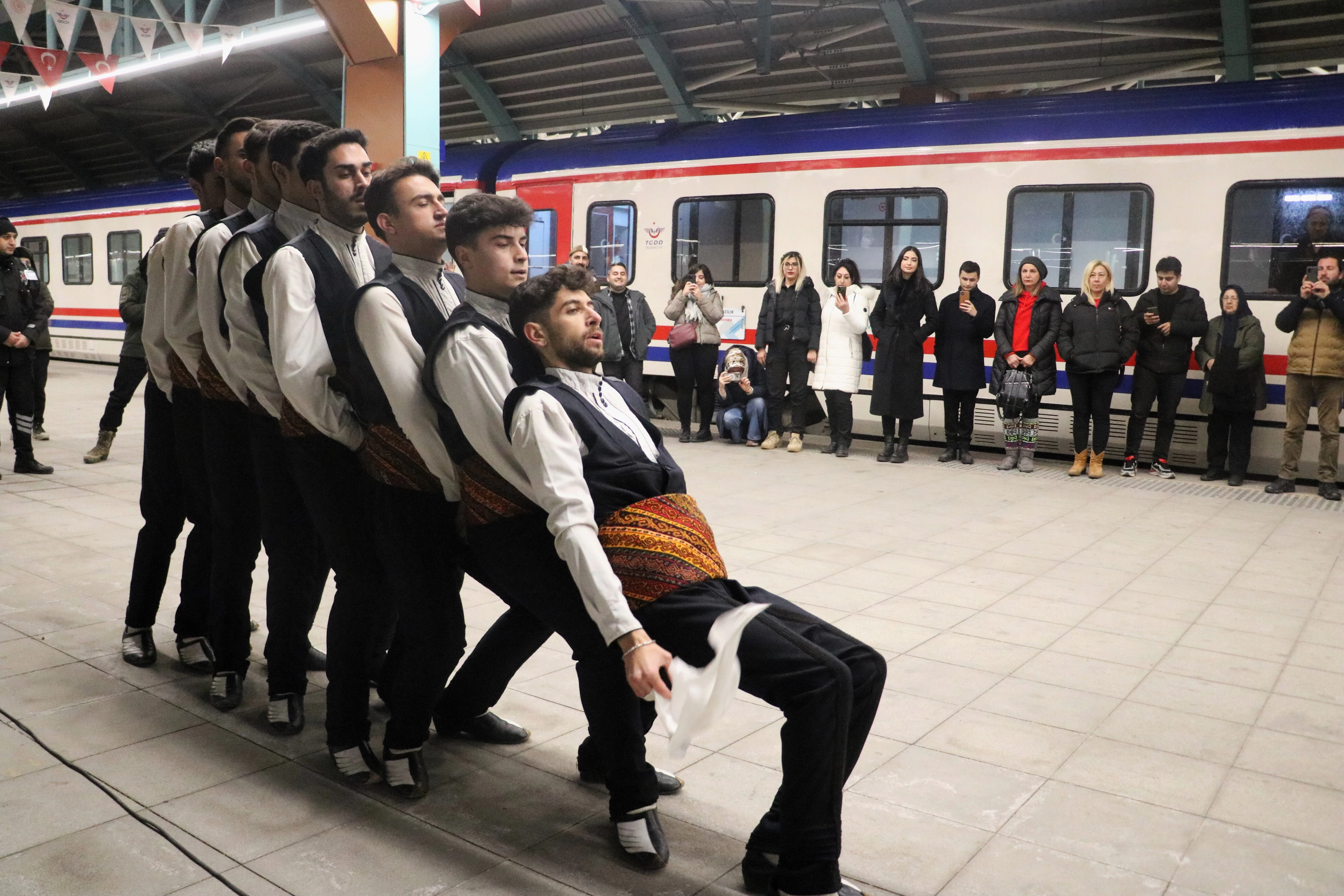 Turistik Doğu Ekspresi Sivas'ta halaylarla karşılandı