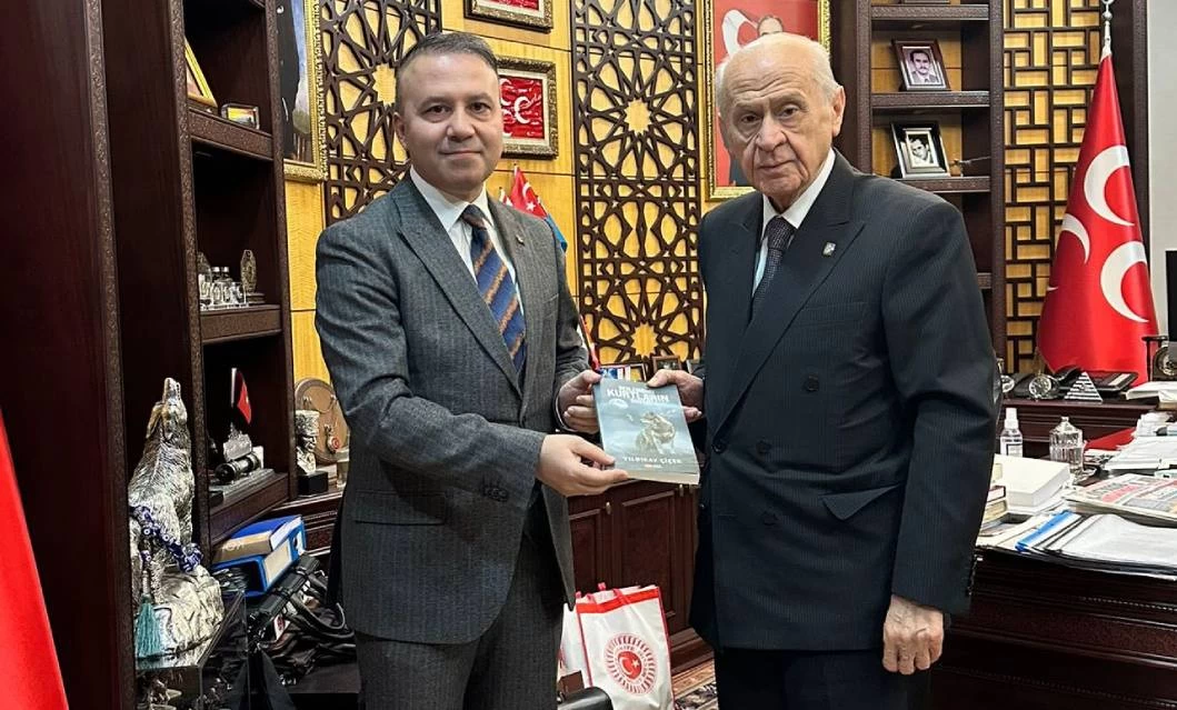 Yıldıray Çiçek’ten Devlet Bahçeli’ye anlamlı hediye: Beslediğiniz Kurtların Savaşı