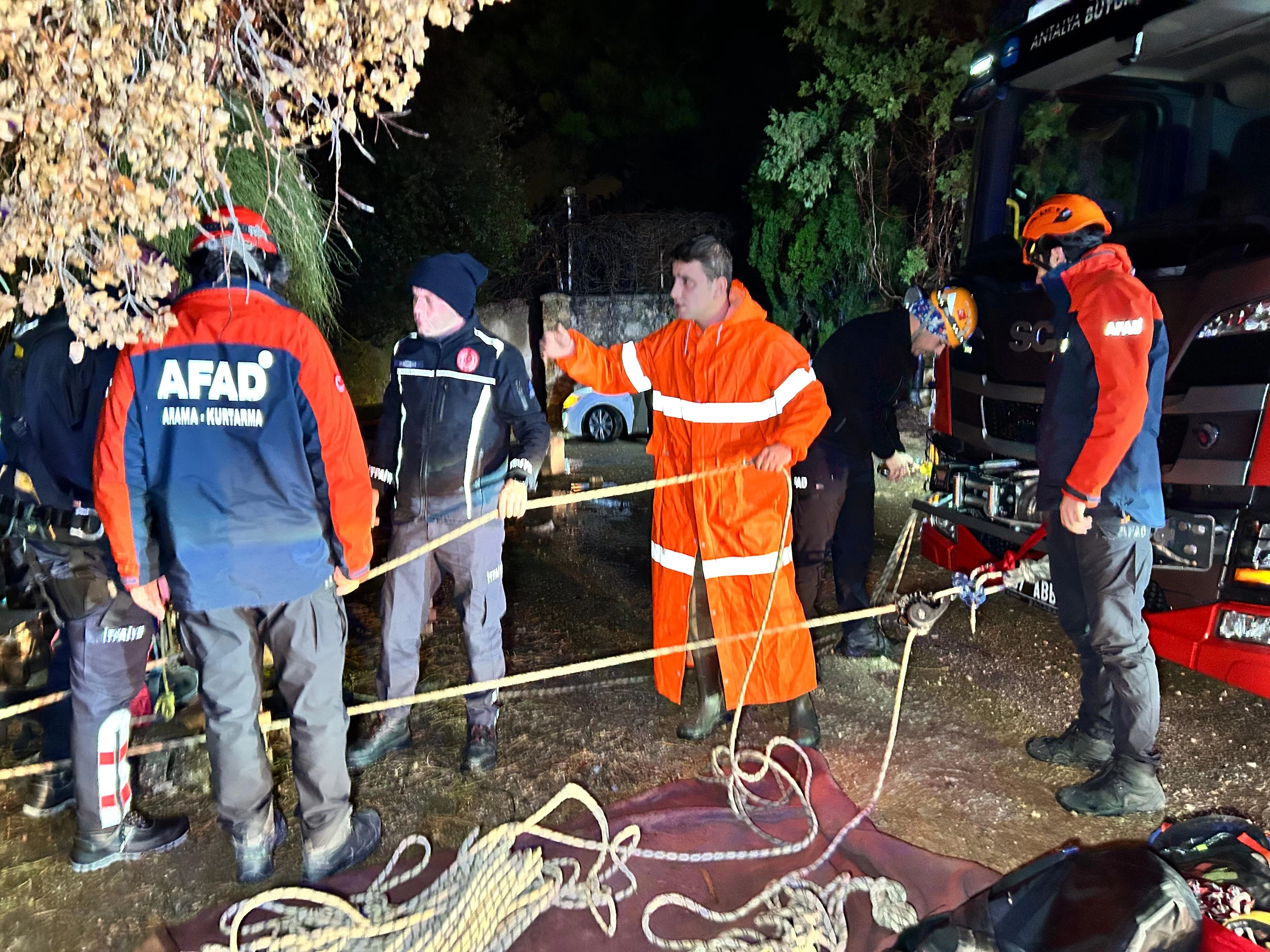 Antalya'da falezlerden denize düşen otomobil aranıyor