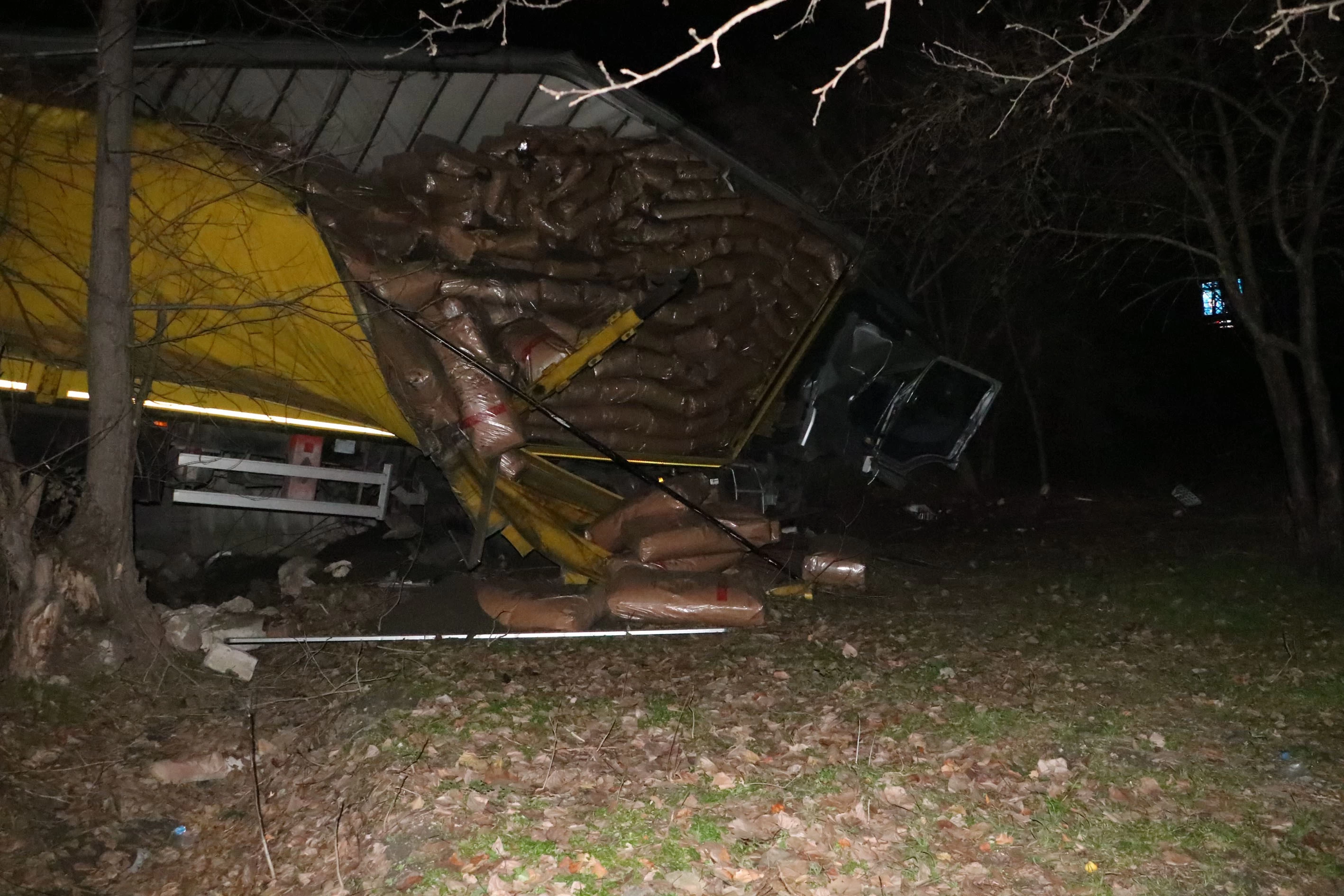 Yoldan çıkan tır uçuruma yuvarlandı