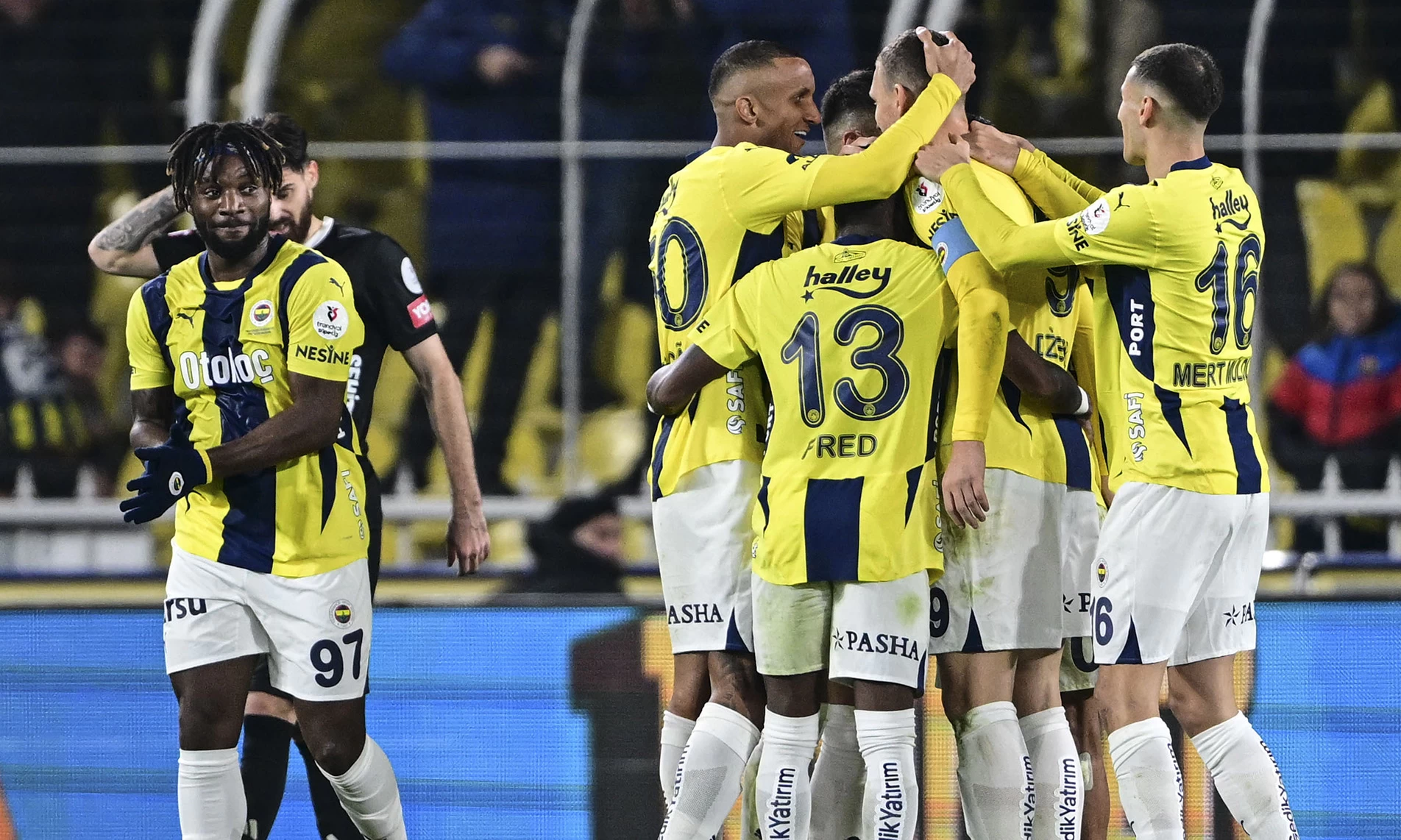 Fenerbahçe hata yapmadı, yarışa ortak oldu!