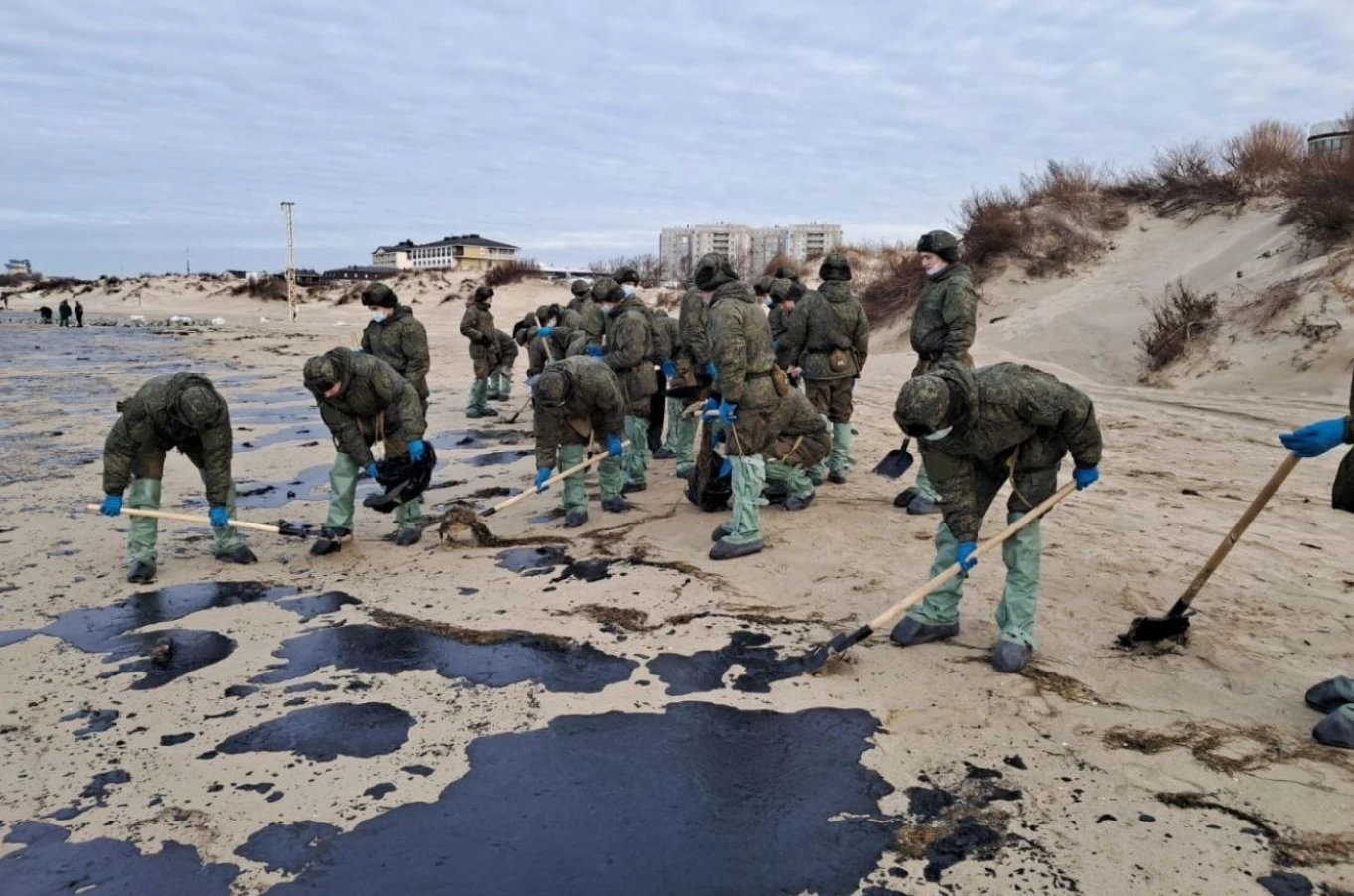 Kerç Boğazı'nda Rus petrol tankeri faciası: Karadeniz kıyıları petrole bulandı