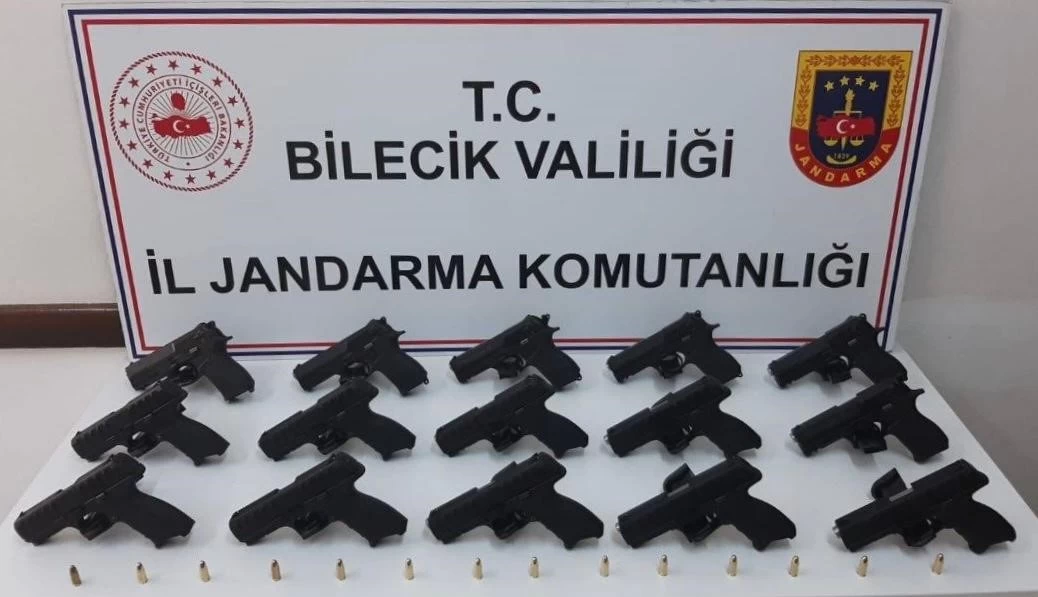 Araçta bulunan 15 adet ruhsatsız tabanca polisi alarma geçirdi