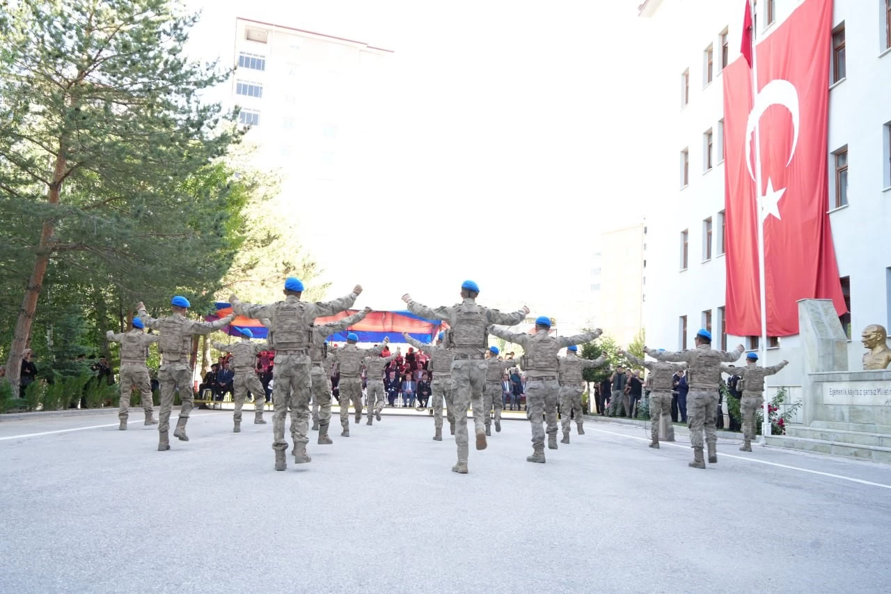 Komandoların zeybek performansı göz kamaştırdı