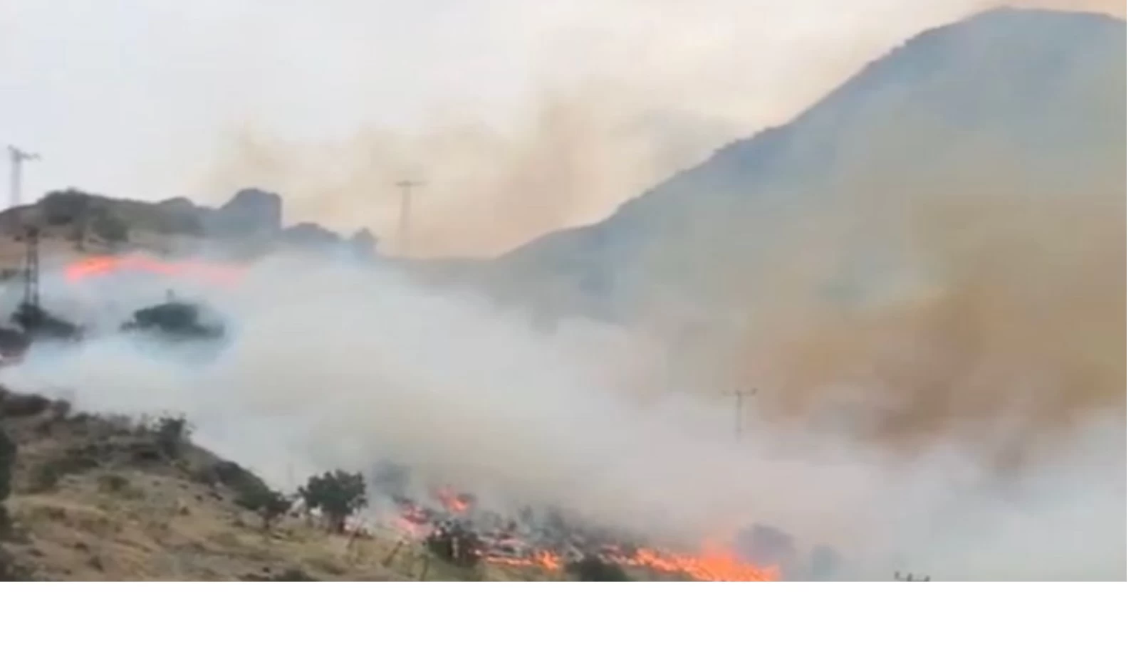 Hakkari'de anız yangını yerleşim yerlerine sıçradı