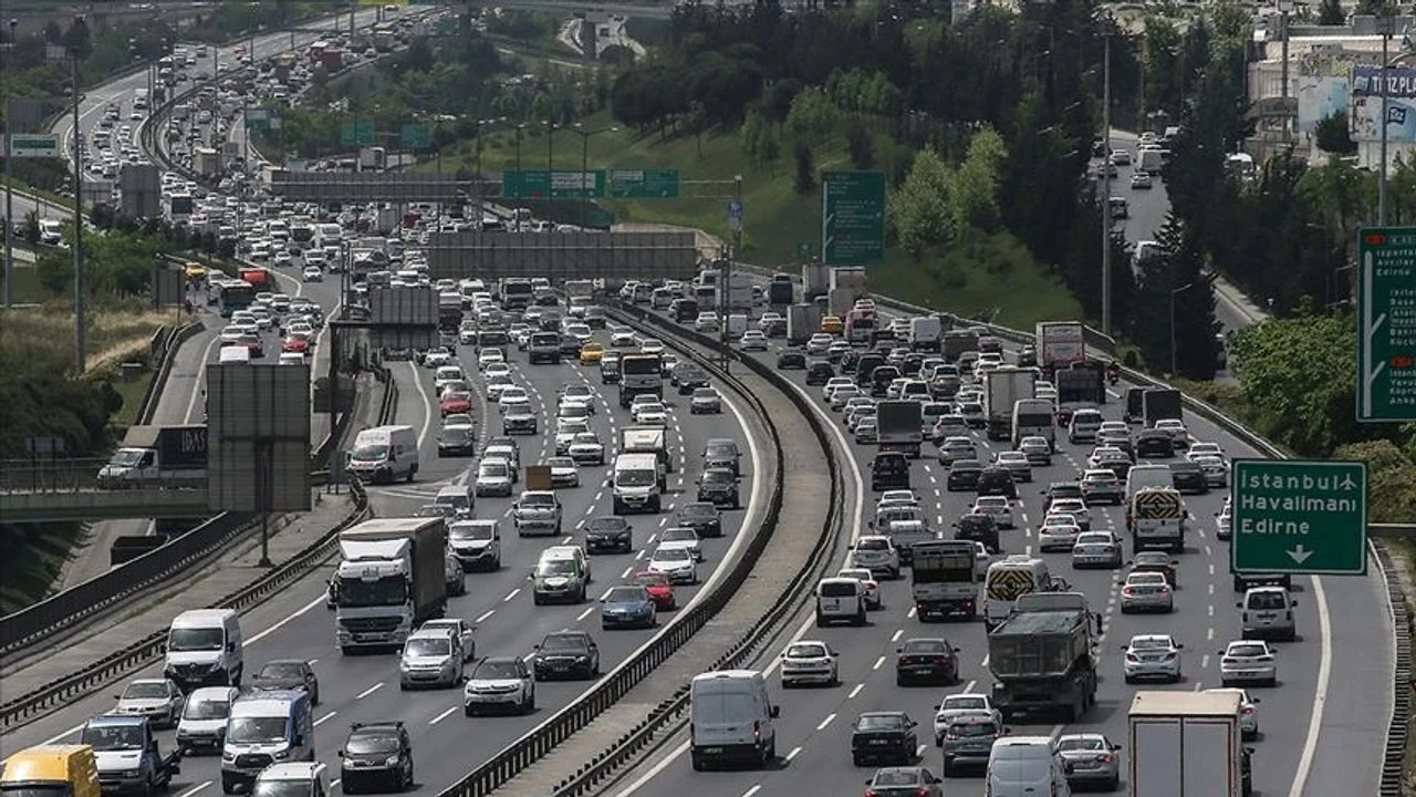 İstanbul'da bayram tatilinin son günü sahil yollarında trafik kilitlendi