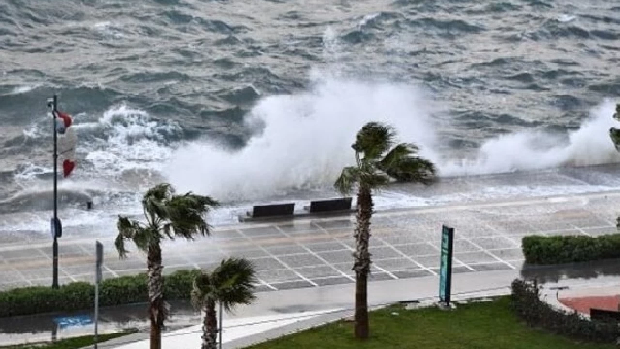 Meteoroloji'den İzmir'e uyarı: Kuvvetli rüzgar ve fırtına geliyor