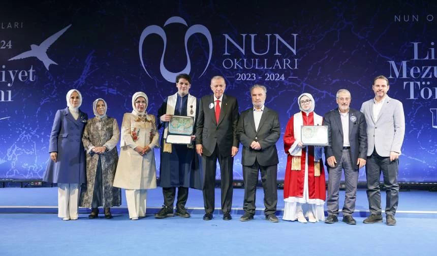 Cumhurbaşkanı Erdoğan, torununun mezuniyet törenine katıldı! Diplomasını dedesi verdi