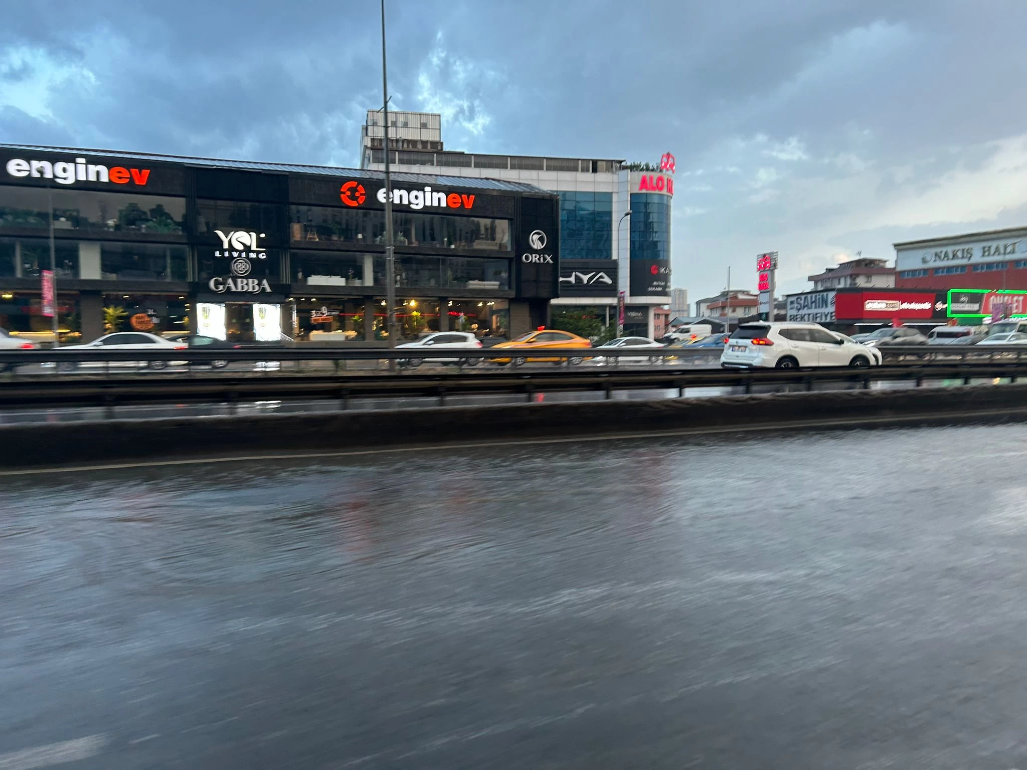 İstanbul'da beklenen sağanak yağış geldi