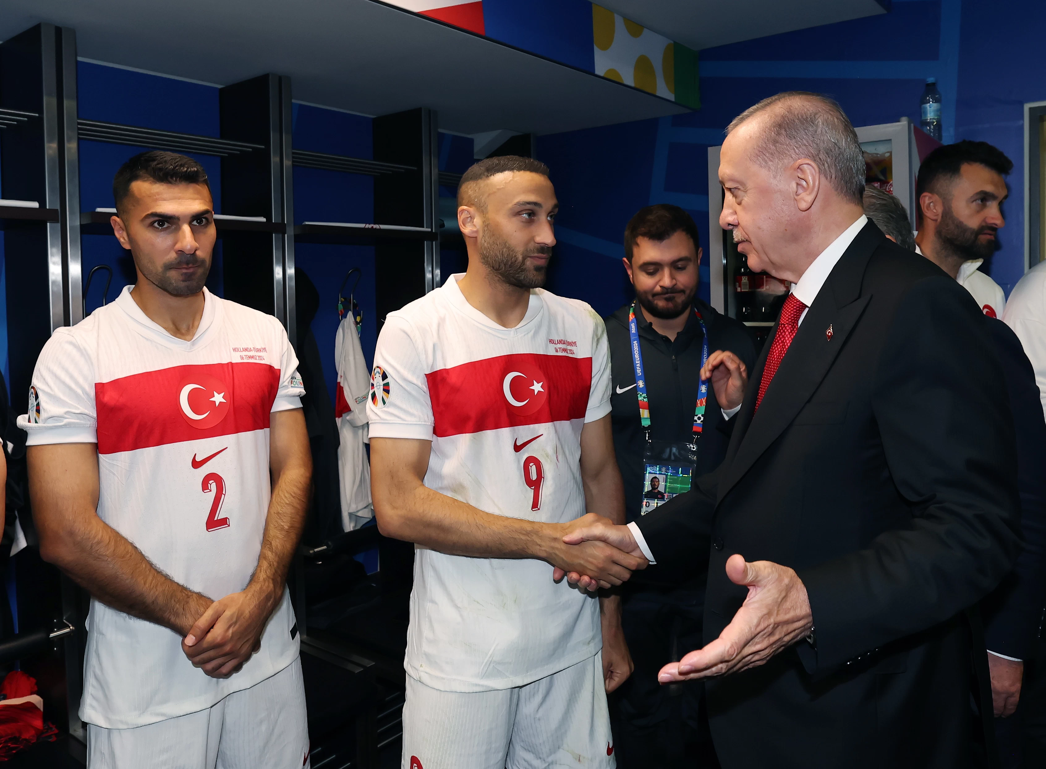 Cumhurbaşkanı Erdoğan, milli futbolcuları soyunma odasında ziyaret etti