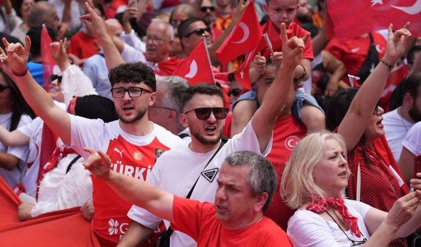 Berlin'de Türk taraftarlardan  "bozkurt" işaretli destek