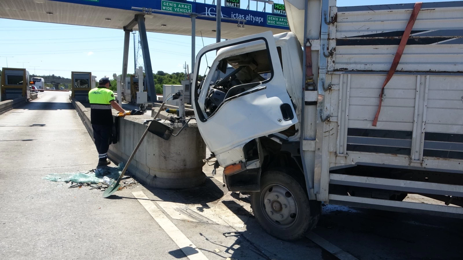 Çekmeköy'de kamyonet beton bariyere çarptı: 3 kişi yaralandı!