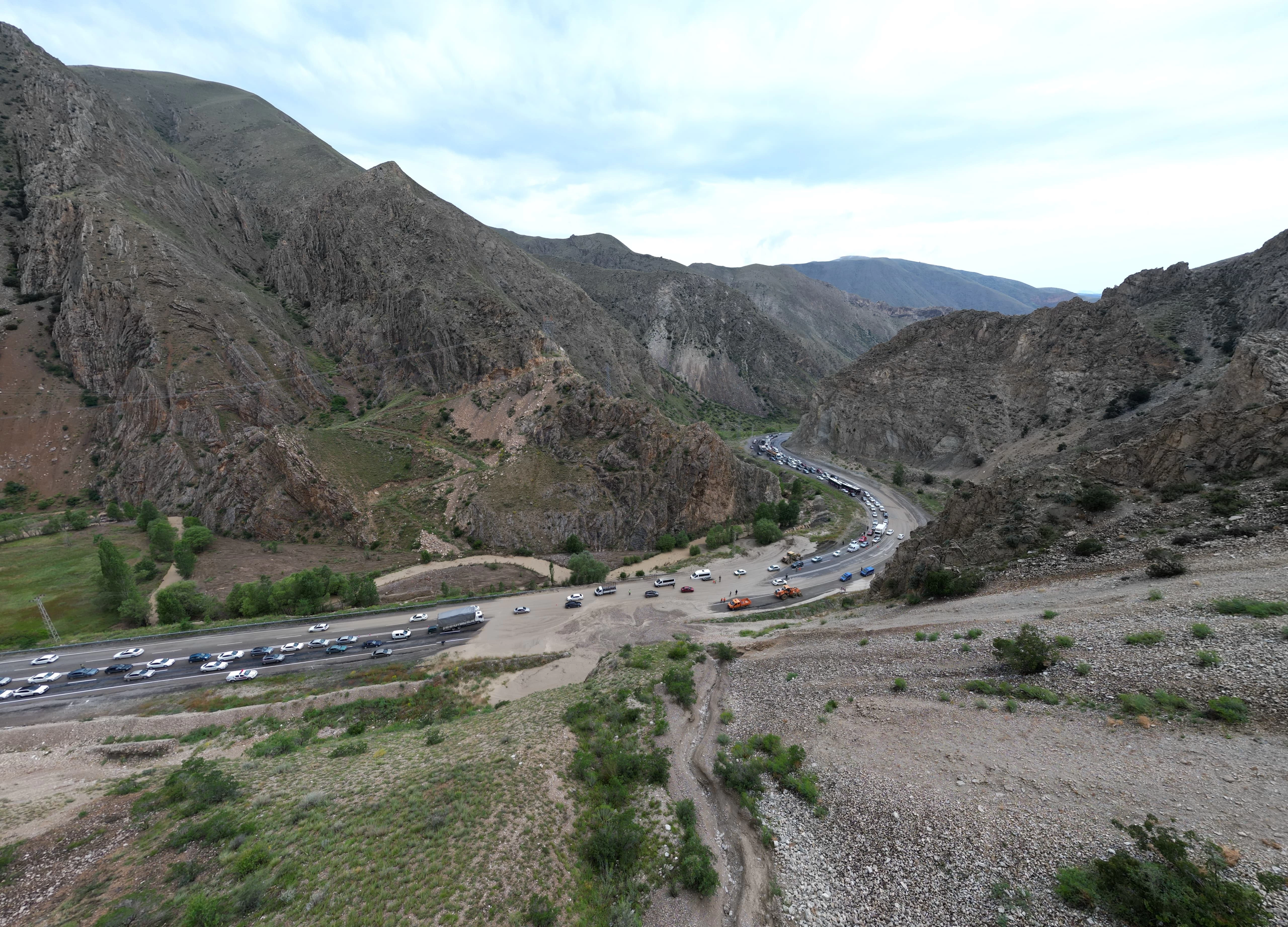 Erzurum-Artvin karayolu heyelan nedeniyle trafiğe kapandı