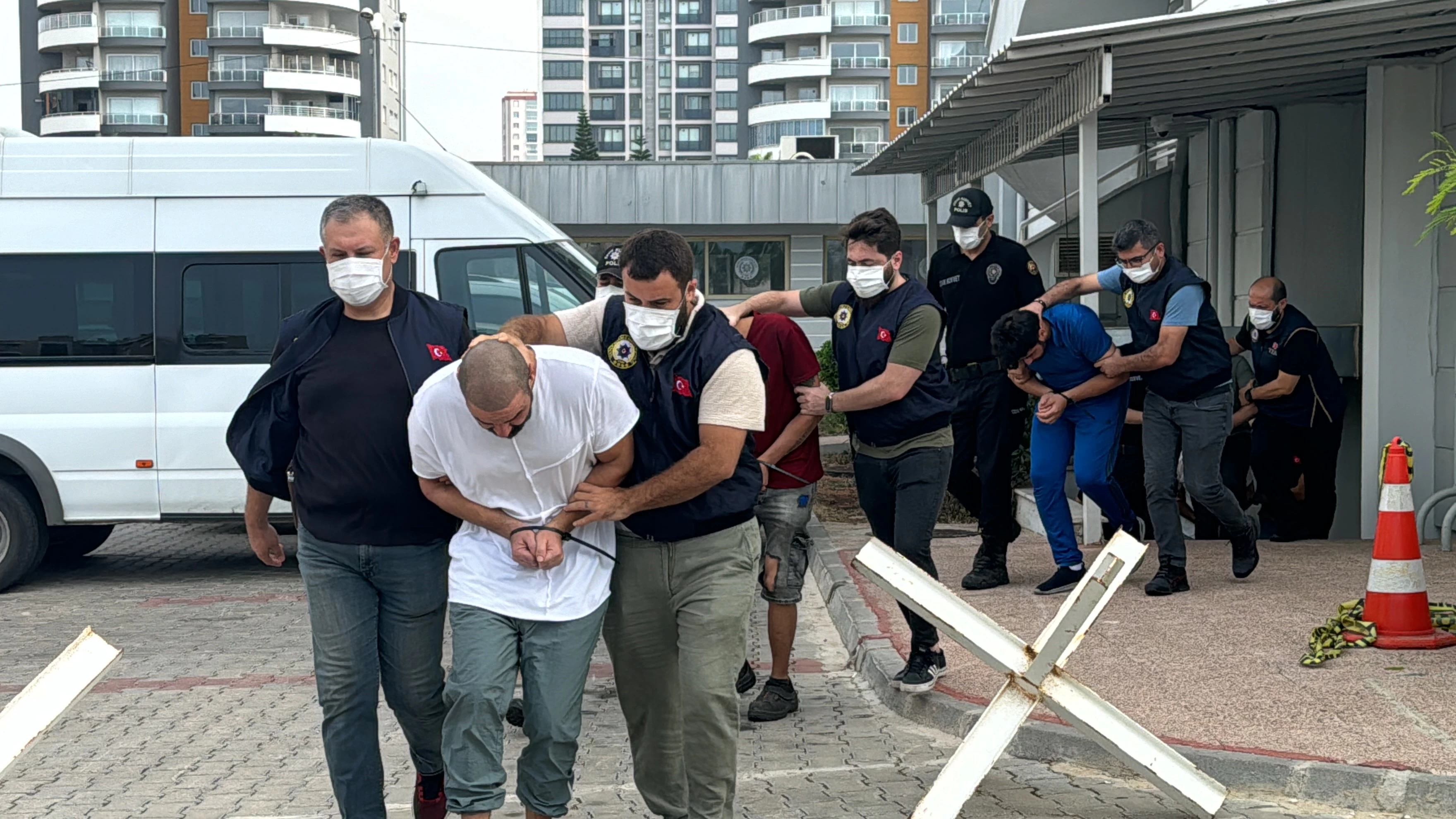 Mersin'de DEAŞ operasyonunda yakalanan 9 şüpheli adliyede