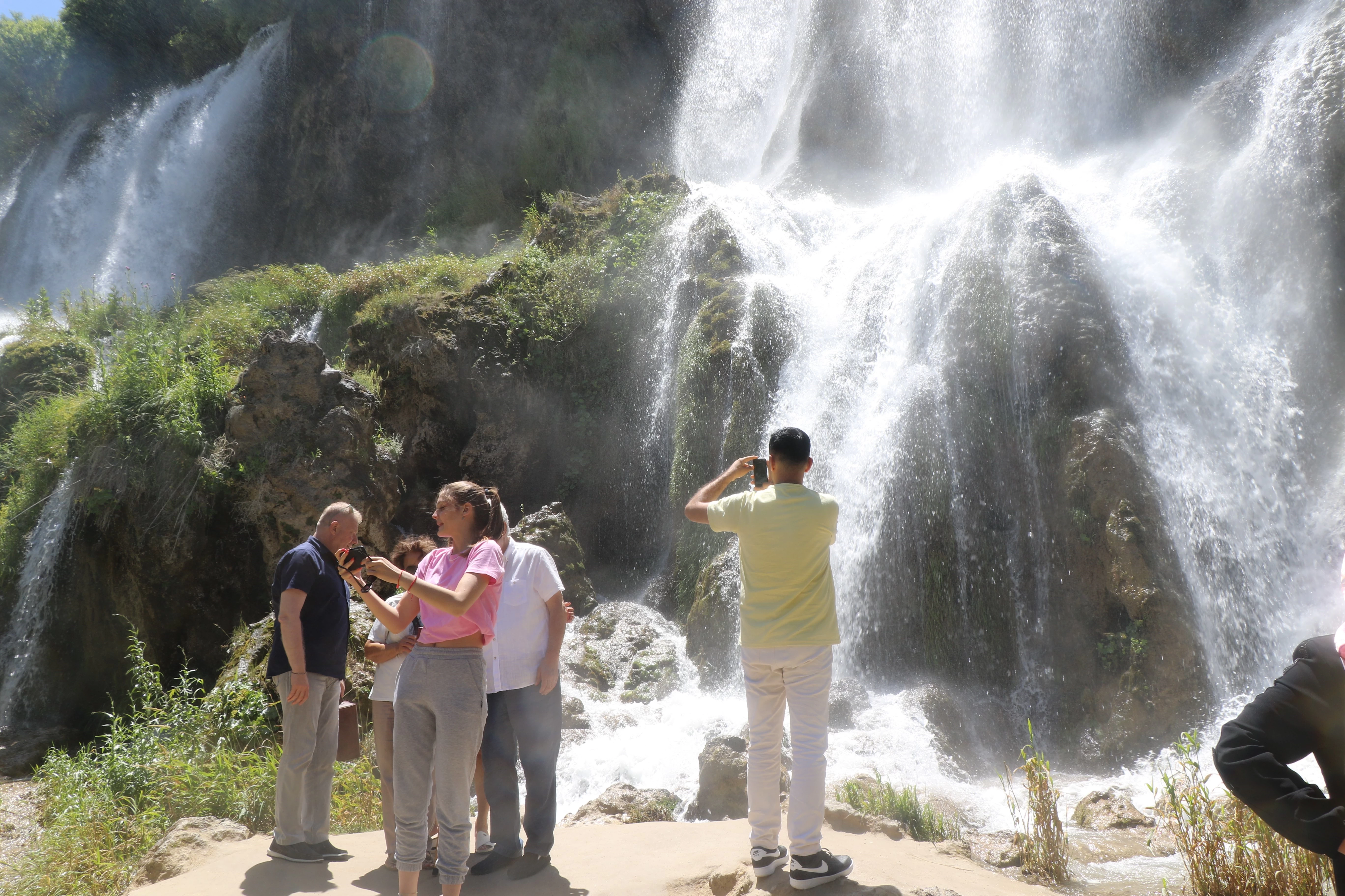 Erzincan'ın gözdesi Girlevik Şelalesi hafta sonu turist akınına uğradı