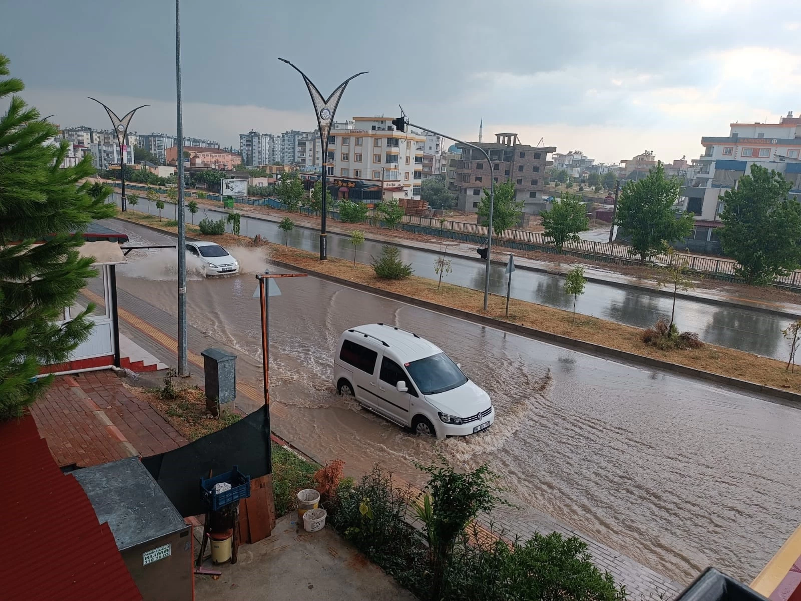 Osmaniye'de etkili olan şiddetli yağış ve fırtına vatandaşları tedirgin etti