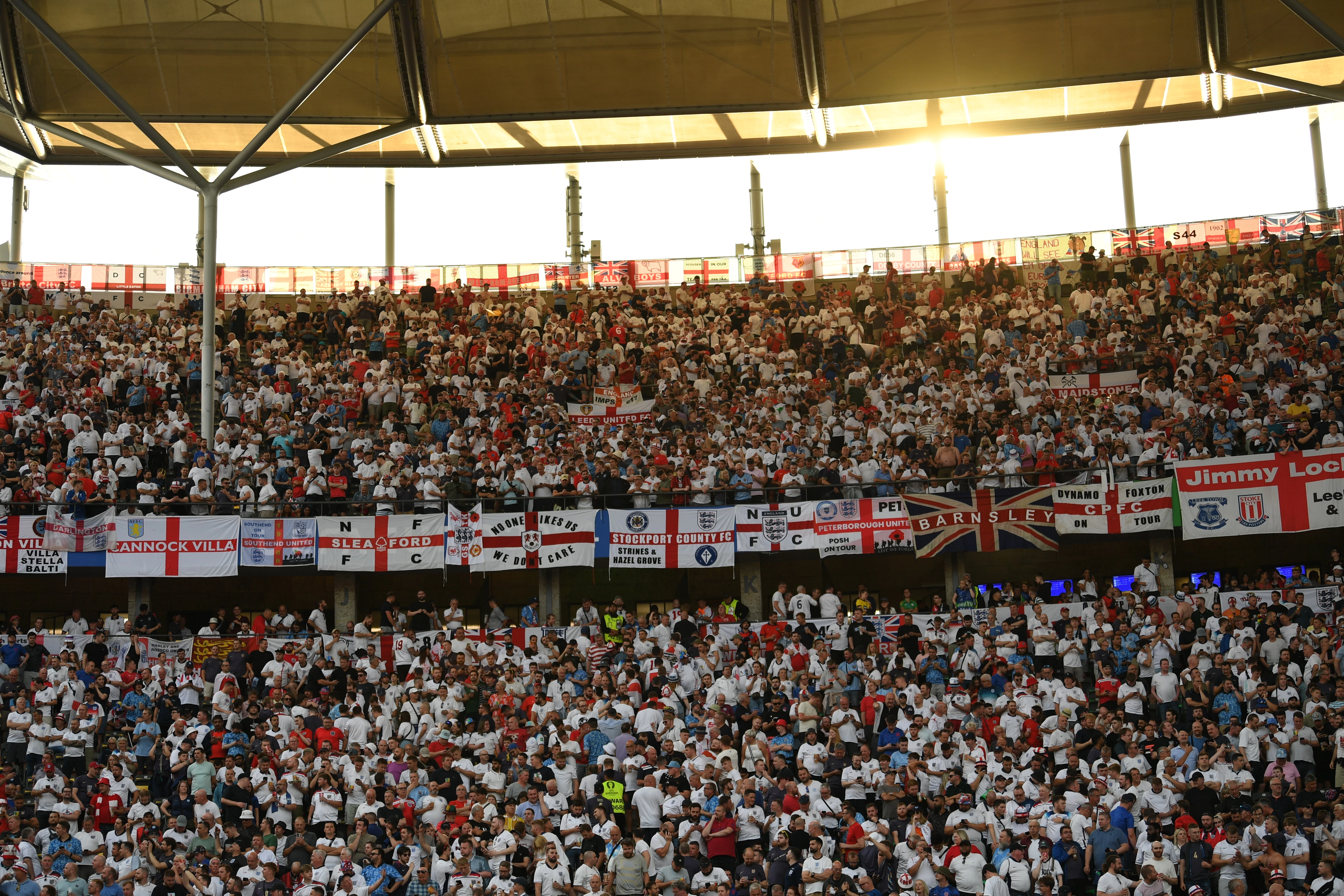 EURO 2024 finalini toplu halde izleyen İngiliz taraftarlar kaybetmenin üzüntüsünü yaşadı