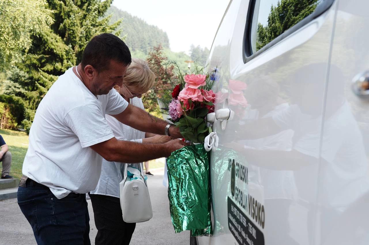 Srebrenitsa soykırımında katledilen 14 kurbanın cenazeleri defnedileceği anıt mezarlığa taşındı