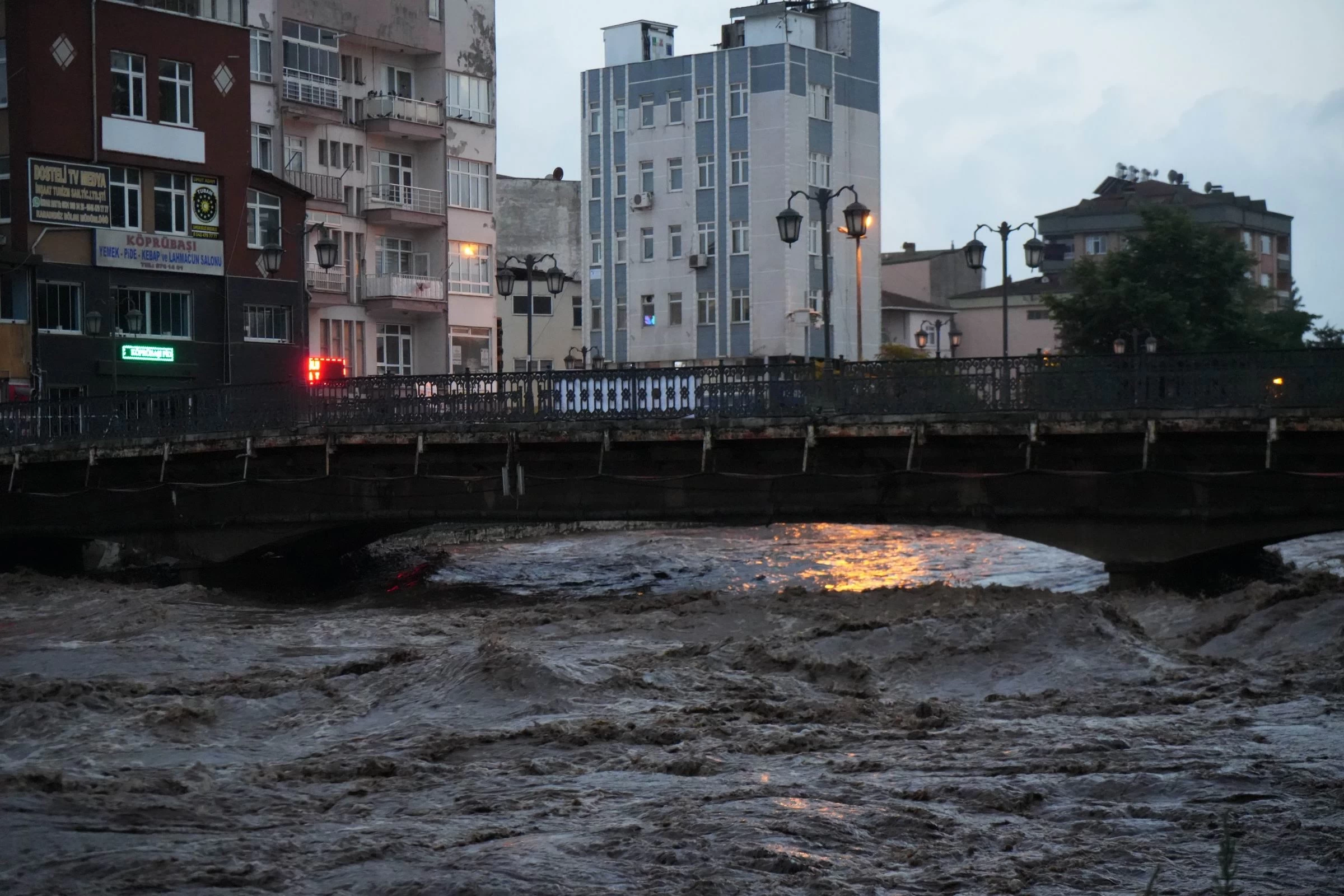 Taşma sınırına gelen Terme Çayı korkuttu! Samsun valisinden açıklama geldi