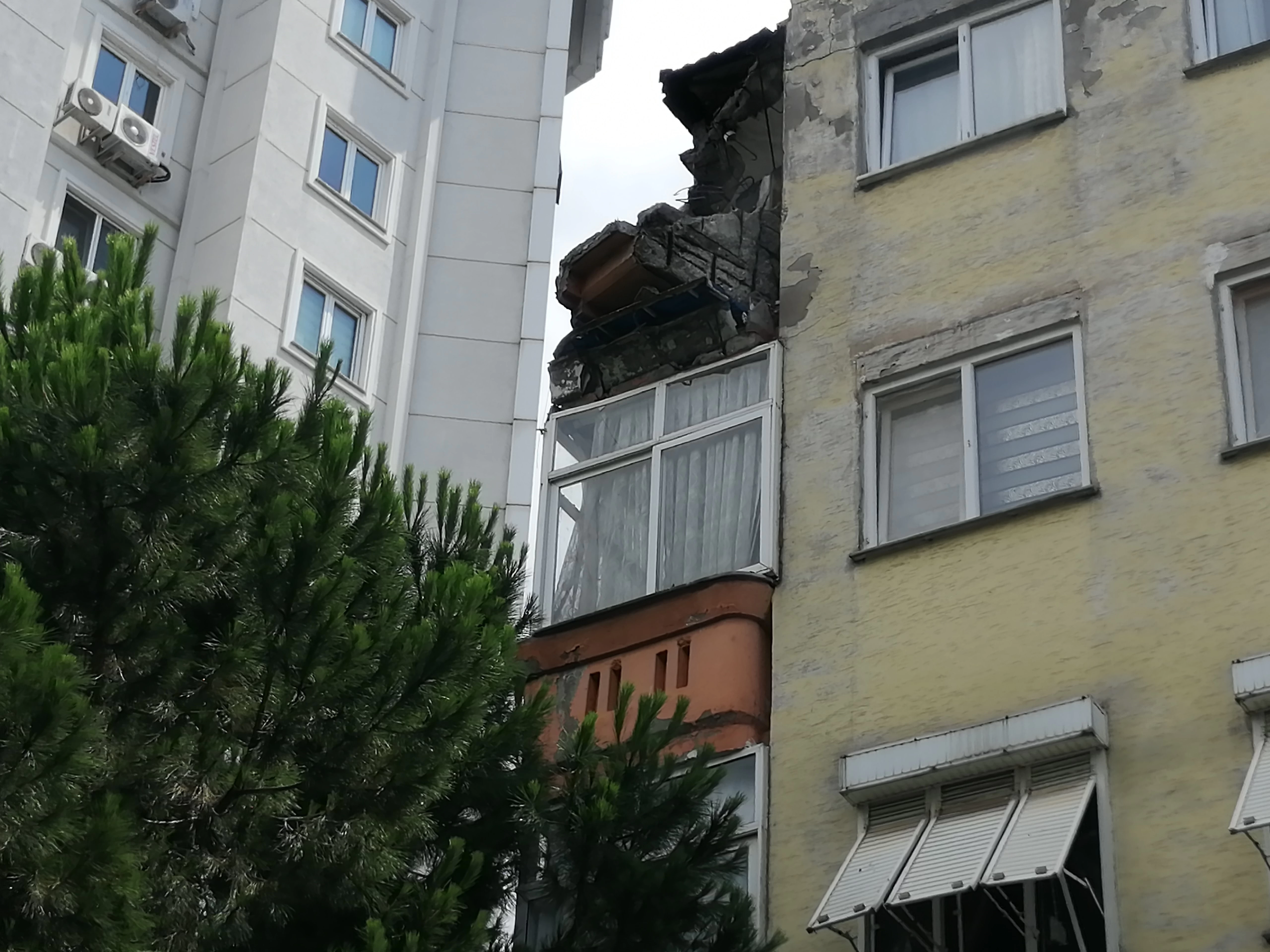 Kartal'da 4 katlı binada balkon çöktü