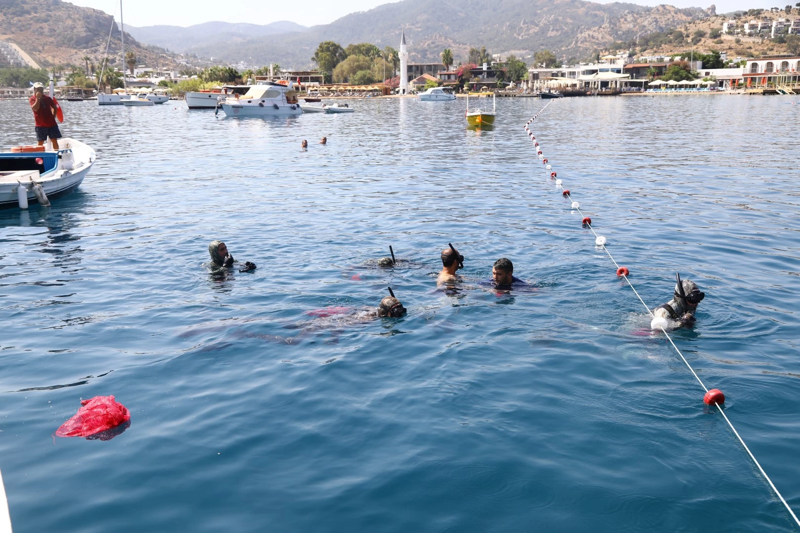 Bodrum'da dalgıçlar 213 kilogram atığı deniz dibinden temizledi