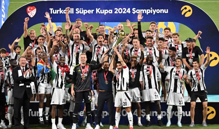 Süper Kupa şampiyonu Beşiktaş kupasına kavuştu