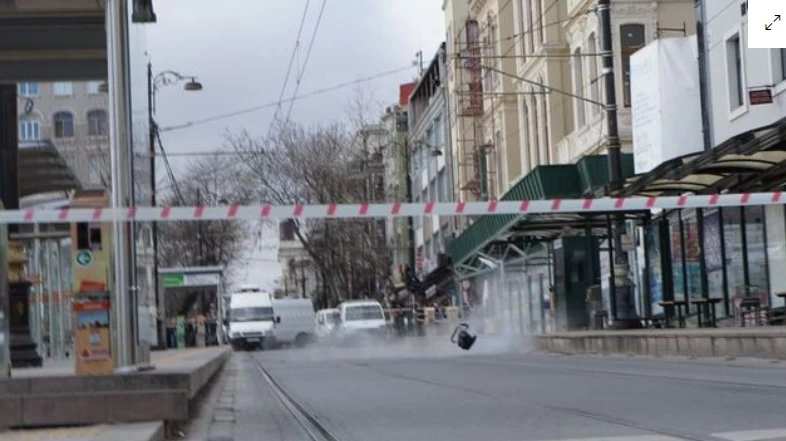 Sultanahmet'te şüpheli çanta paniği! Tramvay seferleri aksadı