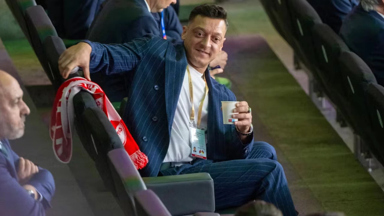 Mesut Özil İsrail'i sildi!