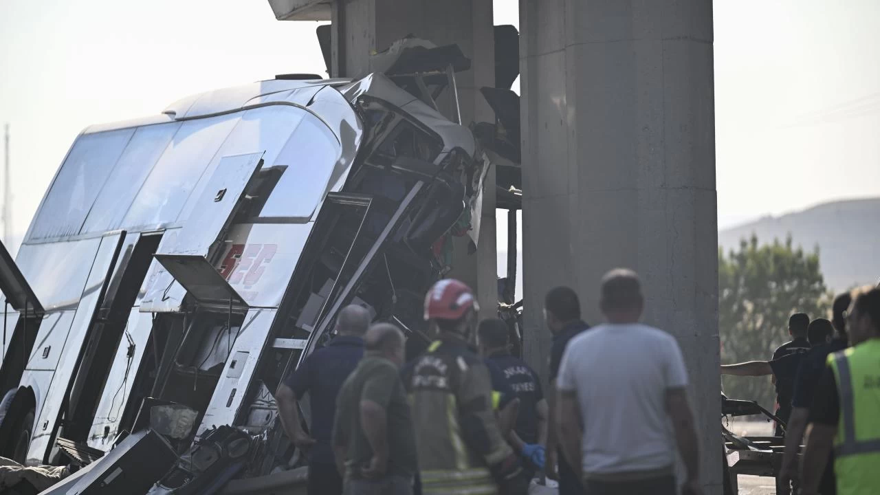 Ankara'da otobüs üst geçidin ayağına çarptı: 9 can kaybı